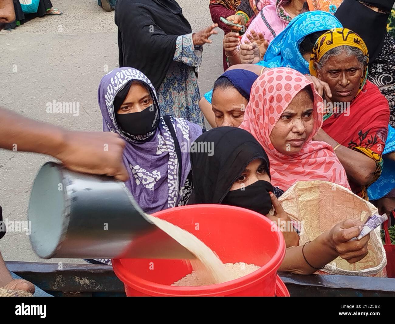 Dhaka, Bangladesch. Oktober 2024. Die Leute stehen an, um subventionierte Lebensmittel aus einem von der Regierung betriebenen Van in Dhaka zu kaufen. (Kreditbild: © MD Mehedi Hasan/ZUMA Press Wire) NUR REDAKTIONELLE VERWENDUNG! Nicht für kommerzielle ZWECKE! Stockfoto