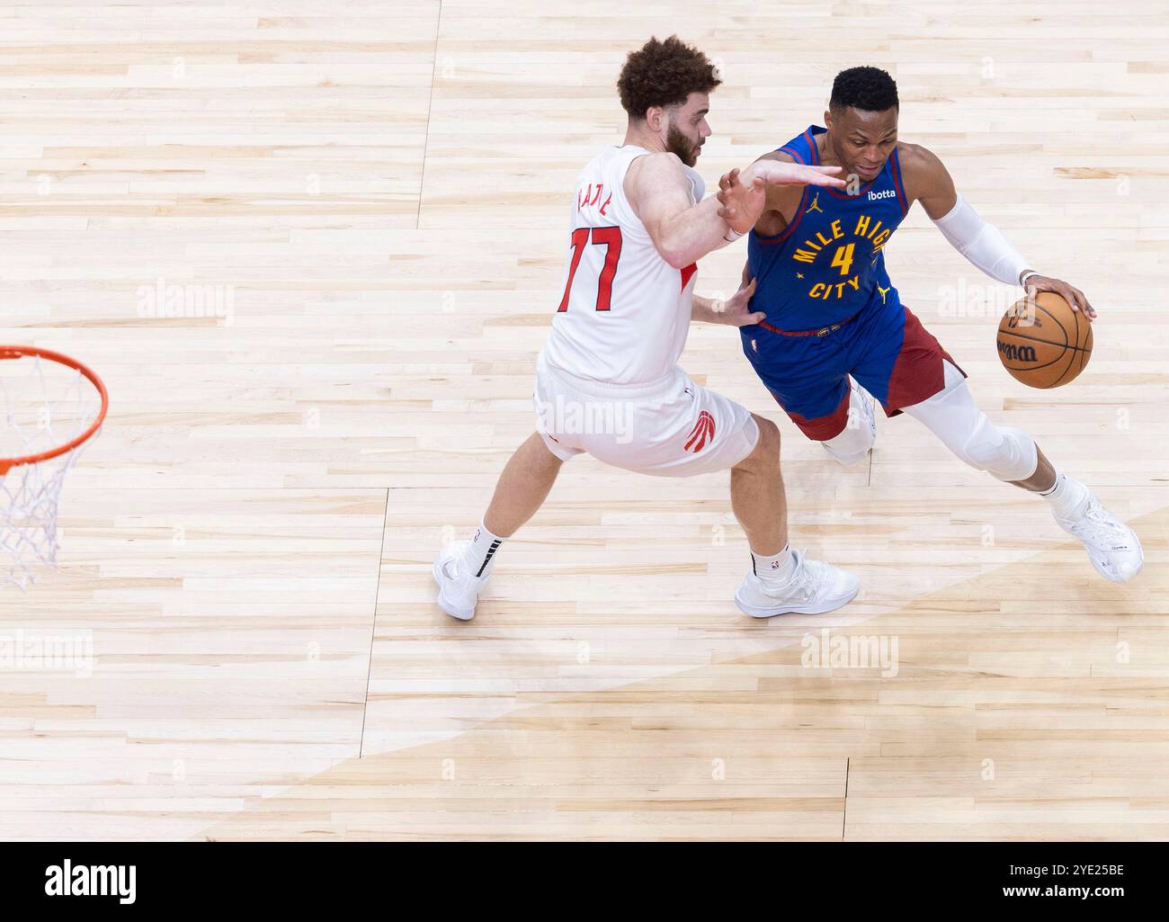 Toronto, Kanada. Oktober 2024. Russell Westbrook (R) von Denver Nuggets dribbelt als Jamison Battle of Toronto Raptors während des regulären NBA-Saisonspiels 2024-2025 zwischen Toronto Raptors und Denver Nuggets in Toronto, Kanada, am 28. Oktober 2024. Quelle: Zou Zheng/Xinhua/Alamy Live News Stockfoto