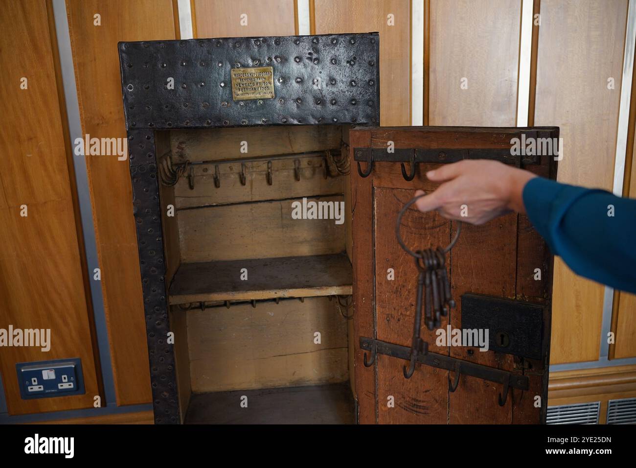 Ein Warderschlüsselschrank aus dem Jahr 1903, komplett mit einem Satz klobiger Schlüssel, die aus dem Newgate Prison entfernt wurden, wurde während einer Tour durch den Central Criminal Court of England and Wales, allgemein als Old Bailey bezeichnet, in London gesehen. Bilddatum: Mittwoch, 28. August 2024. Stockfoto