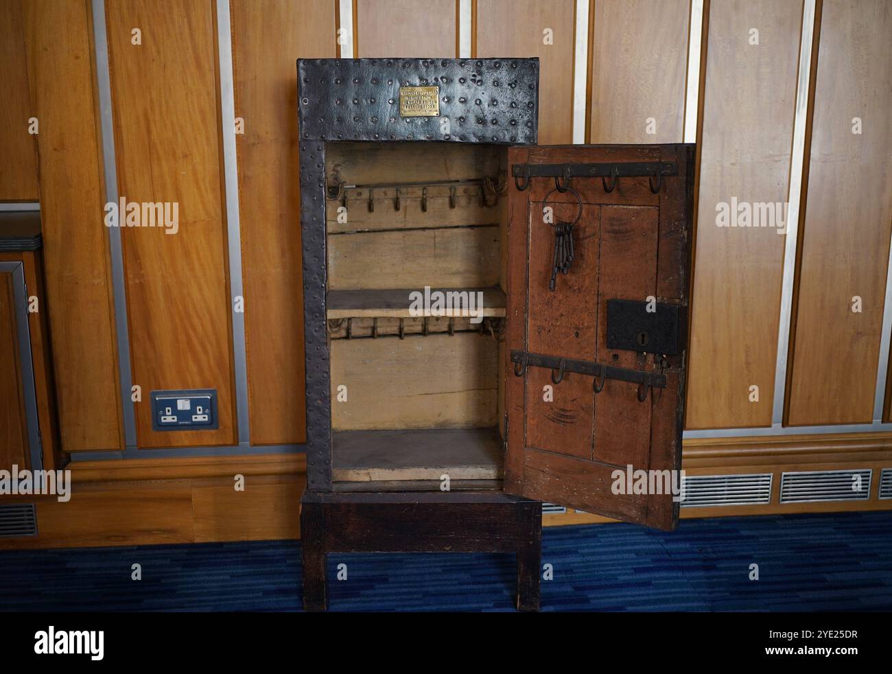 Ein Warderschlüsselschrank aus dem Jahr 1903, komplett mit einem Satz klobiger Schlüssel, die aus dem Newgate Prison entfernt wurden, wurde während einer Tour durch den Central Criminal Court of England and Wales, allgemein als Old Bailey bezeichnet, in London gesehen. Bilddatum: Mittwoch, 28. August 2024. Stockfoto