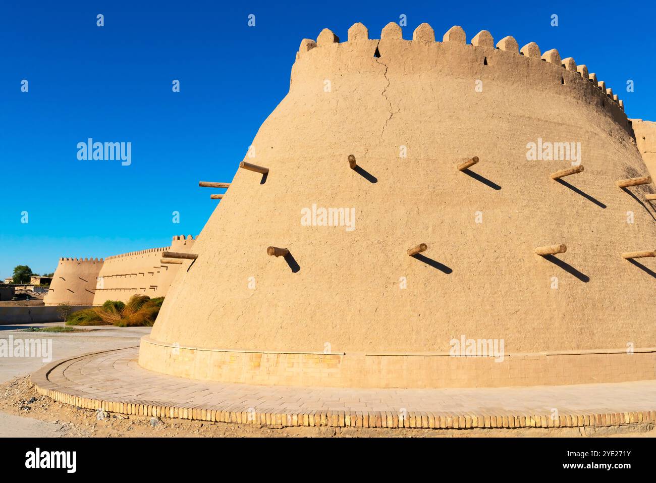 Die Khiva Stadtmauer der äußeren Stadt, genannt Dichan Kala. Chiwa ist eine Stadt und ein Stadtteil in der Region Chorazm in Usbekistan. Die Stadt wurde um 2 gegründet Stockfoto