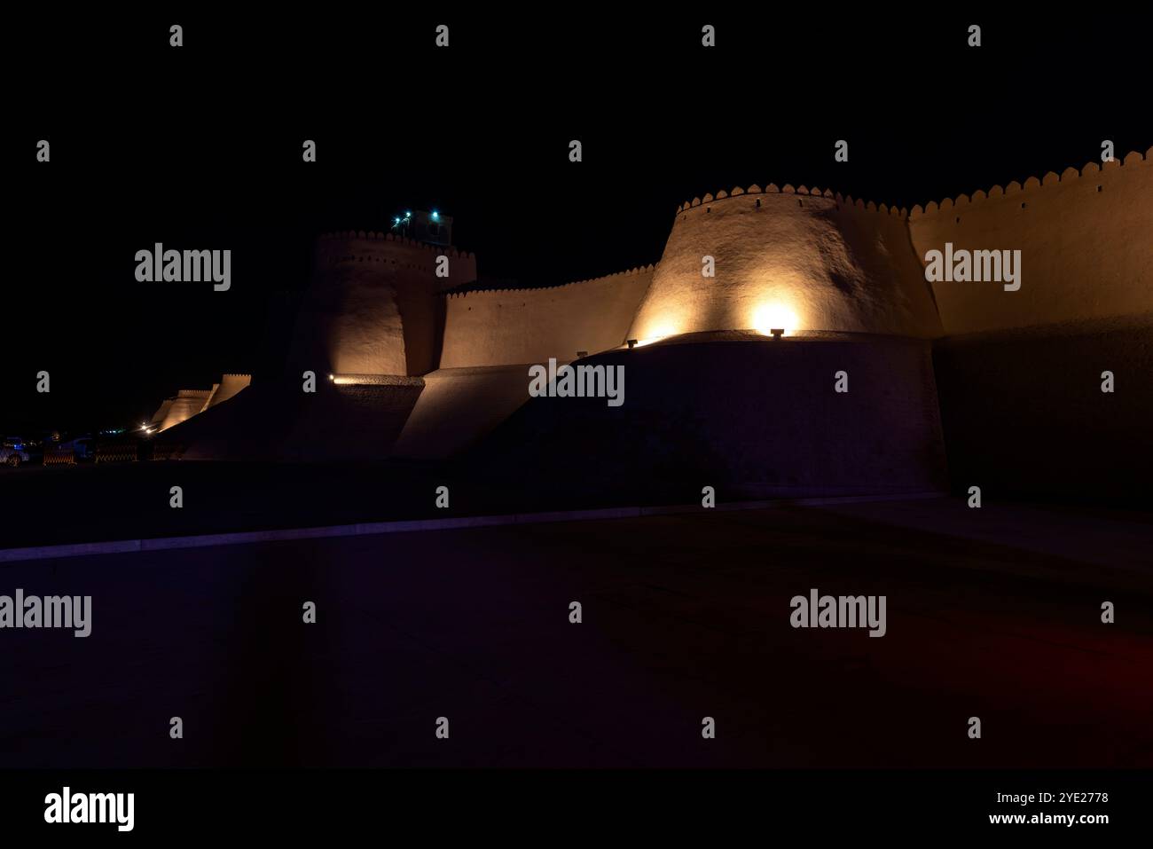 Nächtlicher Blick auf die Stadtmauer von Chiva (Itchan Kala). Chiwa ist eine Stadt und ein Stadtteil in der Region Chorazm in Usbekistan. Die Stadt wurde gegründet Stockfoto