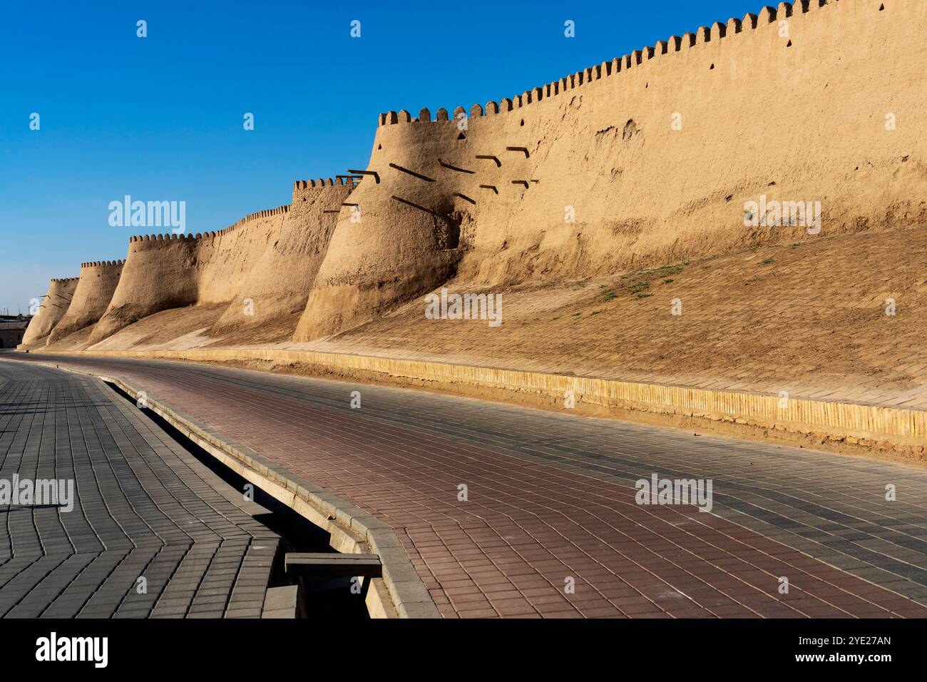 Chivas beeindruckende Stadtmauer der Innenstadt, genannt Itchan Kala. Chiwa ist eine Stadt und ein Stadtteil in der Region Chorazm in Usbekistan. Stockfoto