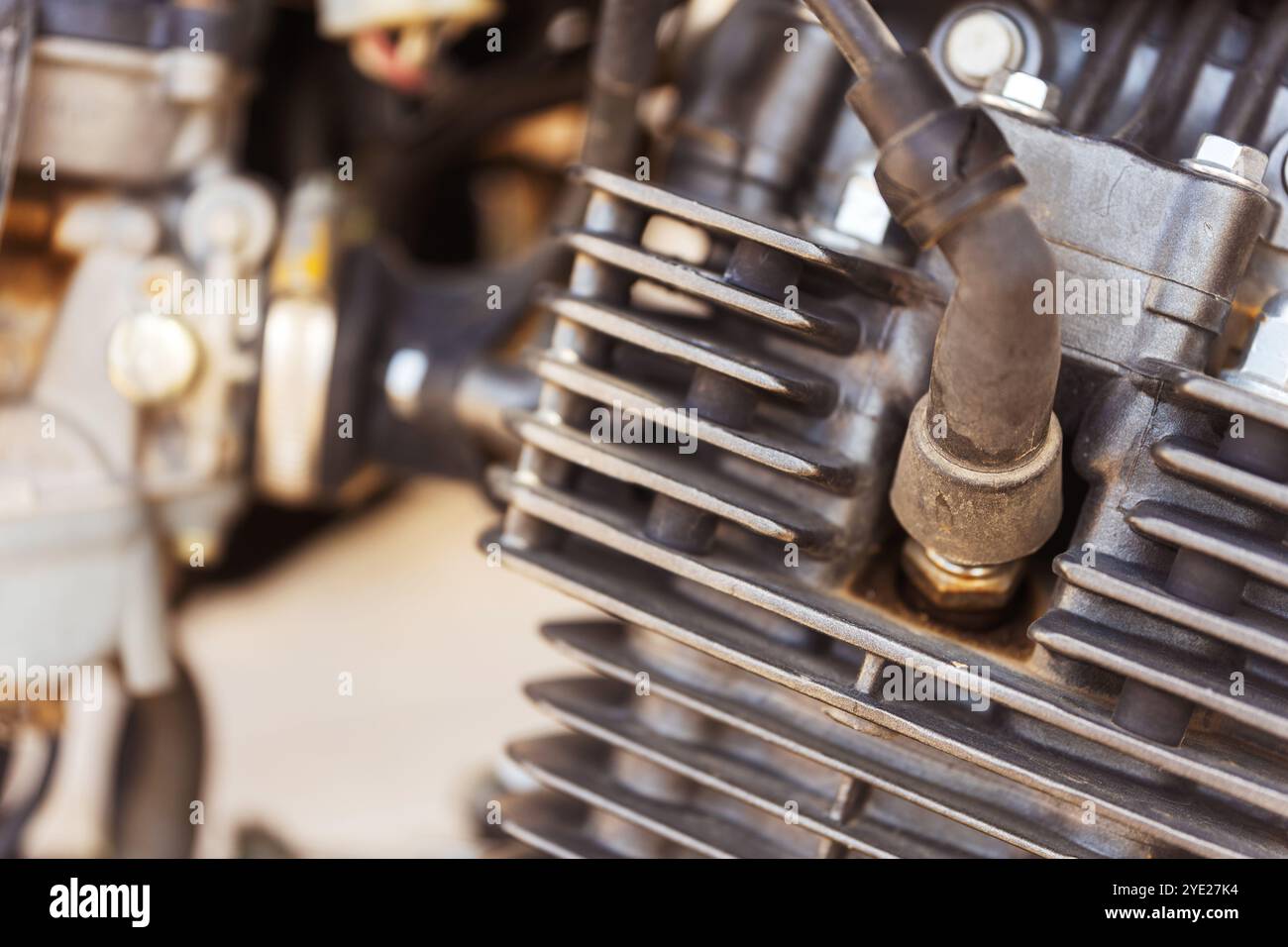 Detaillierte Nahaufnahme eines Motorradmotors mit Zündkerze Stockfoto