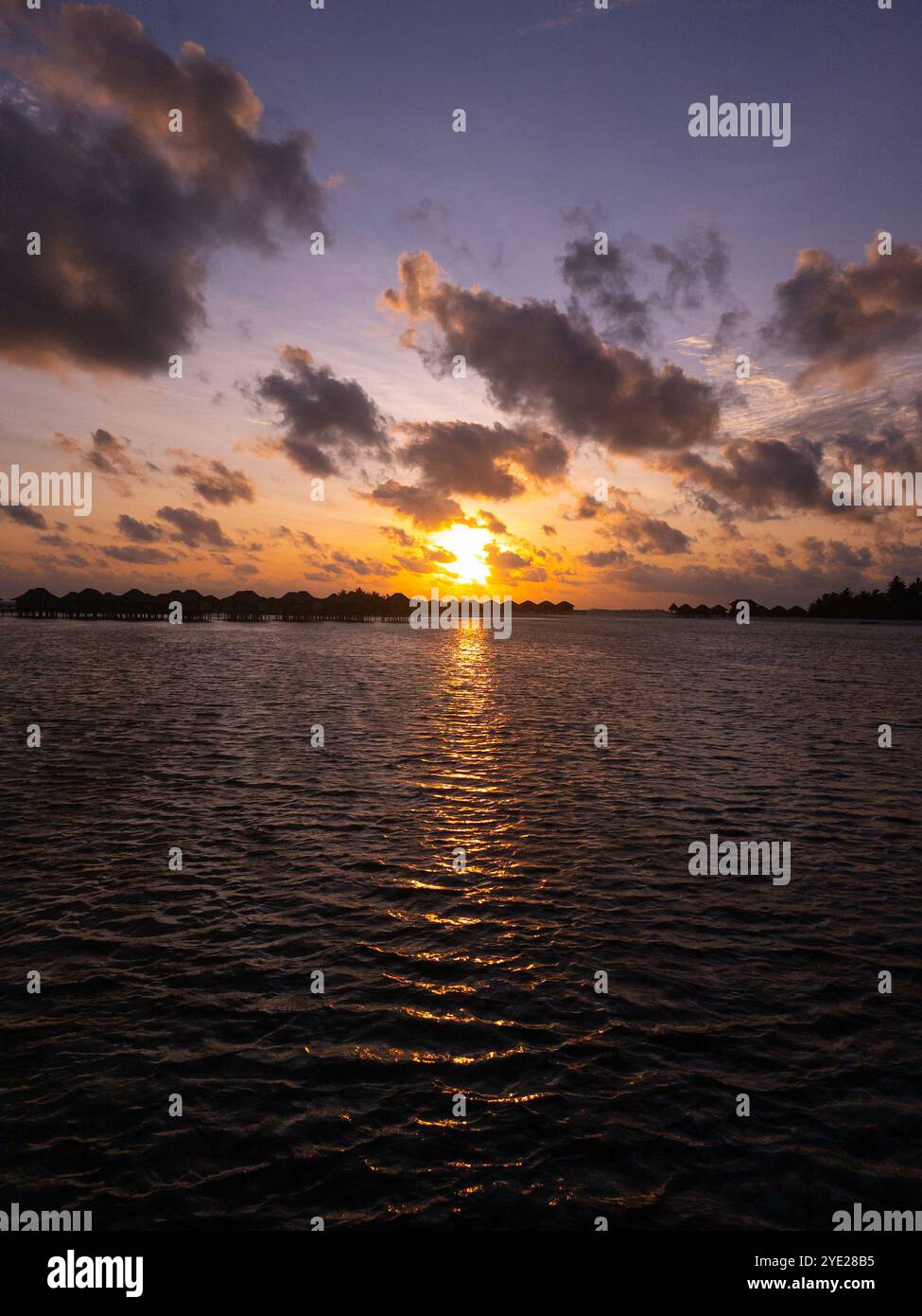 Glückseligkeit der goldenen Stunde! Fangen Sie die Schönheit eines tropischen Sonnenuntergangs über dem Meer ein – perfekt für Sonnenuntergang-Liebhaber und Reisebegeisterte. #SunsetPhotography Stockfoto