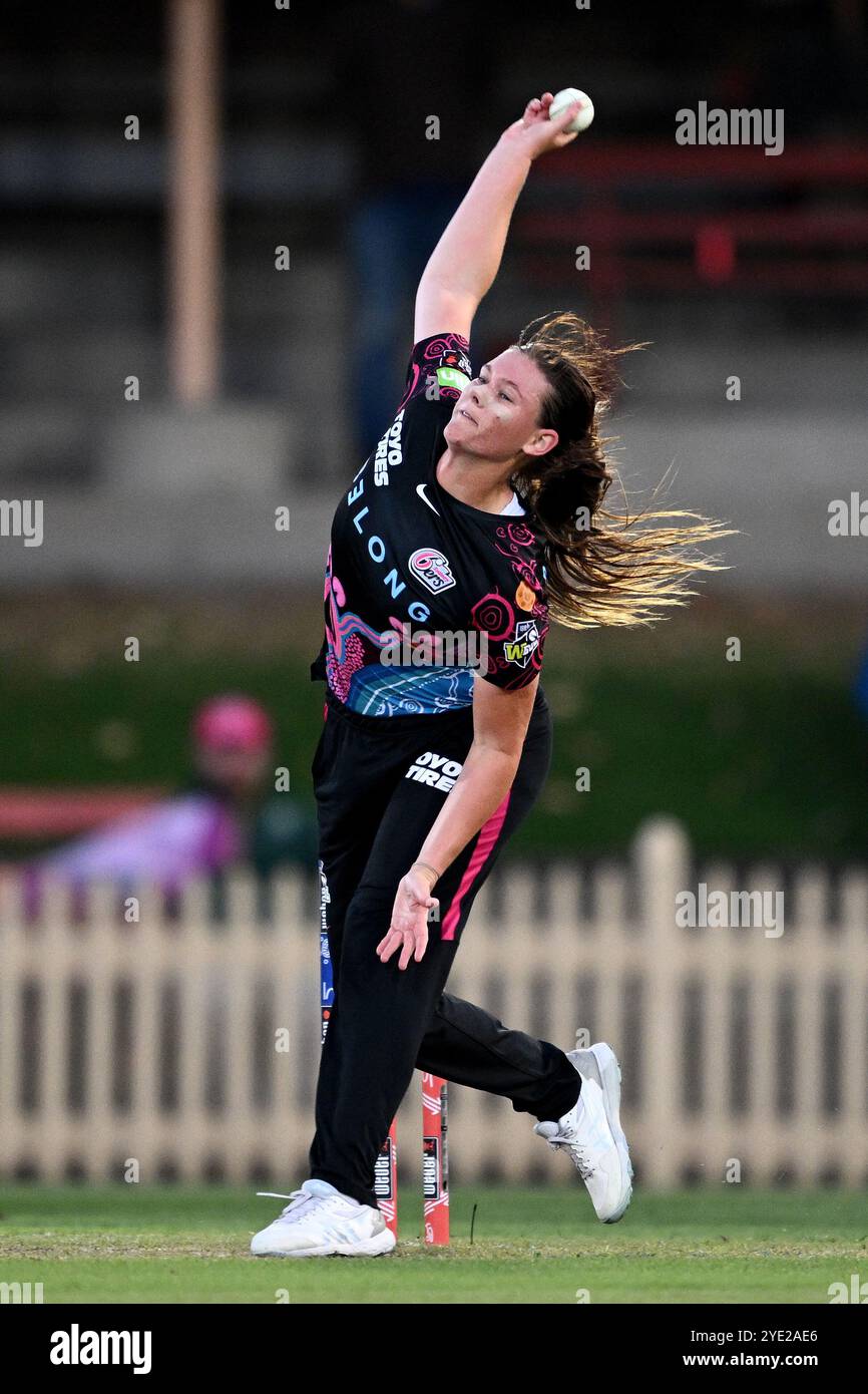 Sydney, Australien. Oktober 2024. Courtney Sippel von den Sixers Bowls während des Women's Big Bash League Spiels zwischen den Sydney Sixers und den Adelaide Strikers im North Sydney Oval am Dienstag, 29. Oktober 2024. (AAP Image/Dan Himbrechts) KEINE ARCHIVIERUNG, NUR REDAKTIONELLE VERWENDUNG, BILDER NUR FÜR NACHRICHTENBERICHTERSTATTUNG, KEINE KOMMERZIELLE NUTZUNG, KEINE VERWENDUNG IN BÜCHERN OHNE VORHERIGE SCHRIFTLICHE GENEHMIGUNG VON AAP Credit: Australian Associated Press/Alamy Live News Stockfoto