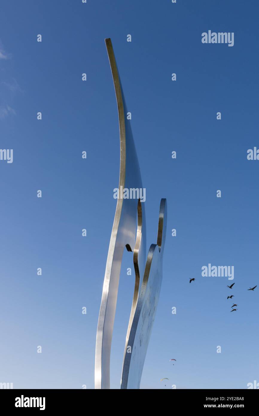 Skulptur „Blanker Hans“ in Butjadingen, Deutschland, symbolisiert die unerbittliche Kraft der kalten Stürme, die über die Nordseeküste ziehen. Stockfoto