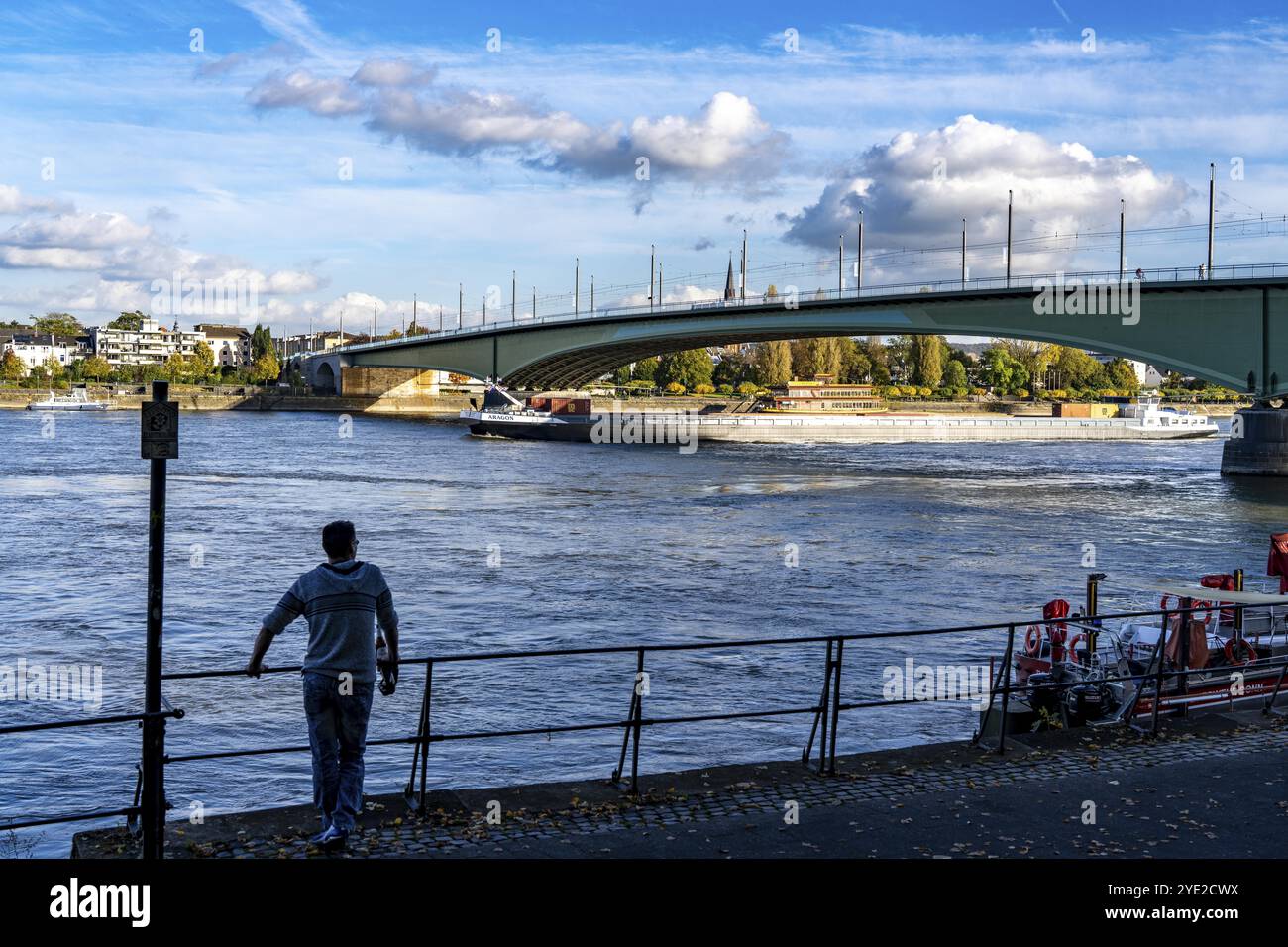 Die Kennedy-Brücke, die Mitte der drei Rheinbrücken Bonns, verbindet das Zentrum von Bonn mit dem Beuel-Bezirk, die Bundesstraße B56, Stadtbahnlinien und f Stockfoto