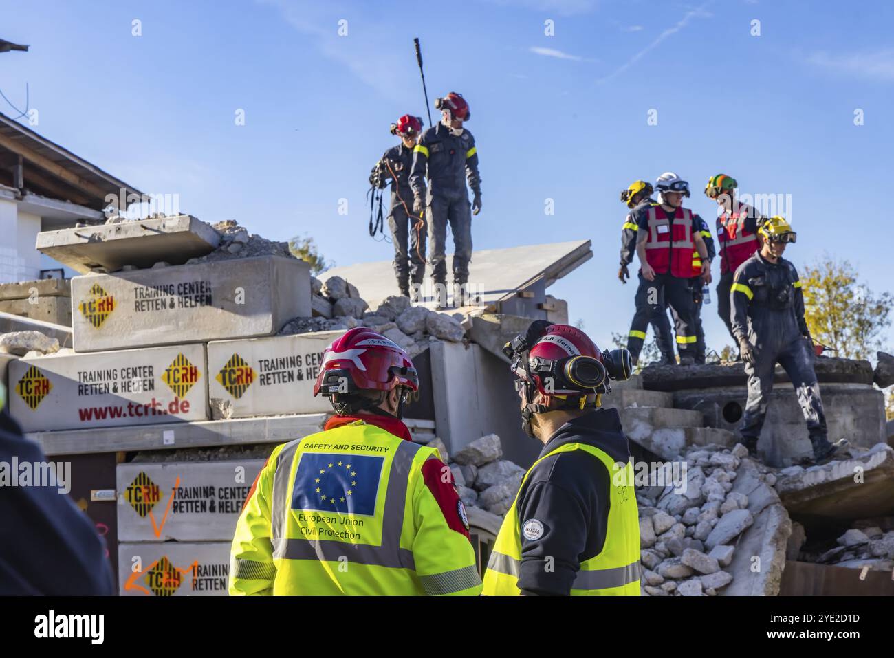Die internationale Katastrophenkontrolle übt mit mehr als 1000 Rettern ein Ausmaß aus. Sie Proben einen Notfall nach einem fiktiven Erdbeben auf dem Stockfoto