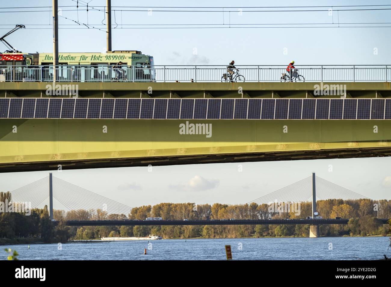 Die Kennedy-Brücke, die Mitte der drei Rheinbrücken Bonns, verbindet das Zentrum von Bonn mit dem Beuel-Bezirk, die Bundesstraße B56, Stadtbahnlinien und f Stockfoto