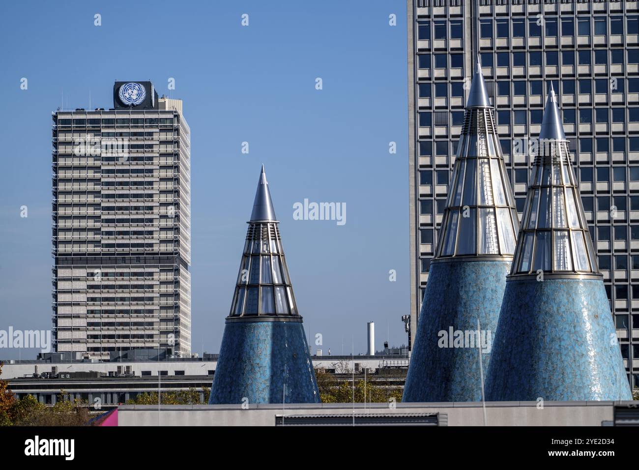 Gebäude des UN Campus in Bonn, Türme, Lichtkegel der Bundeskunsthalle, Museumsmeile, Nordrhein-Westfalen, Deutschland, Europa Stockfoto