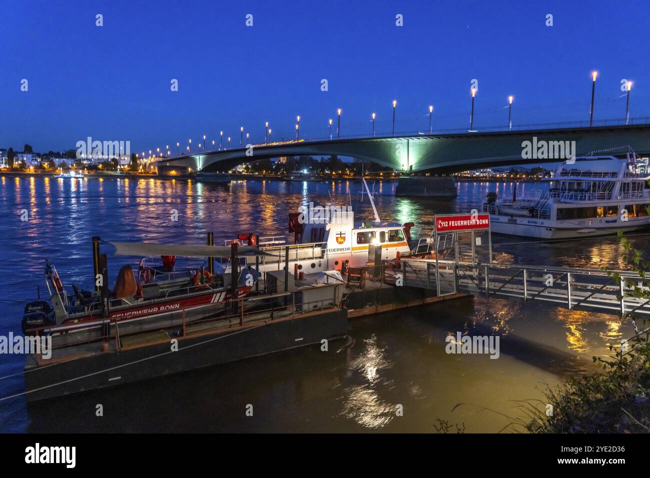 Die Kennedy-Brücke, die Mitte der drei Rheinbrücken Bonns, verbindet das Zentrum von Bonn mit dem Beuel-Bezirk, die Bundesstraße B56, Stadtbahnlinien und f Stockfoto