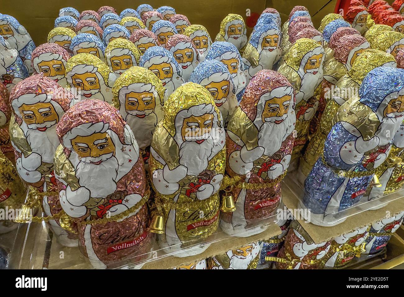 Ausstellung im Regal des Großhandels von Schokolade Vater Weihnachten Schokolade Vater Weihnachten Vater Weihnachten Vater Weihnachten Schokolade Vater Weihnachten Vater Weihnachten Schokolade Vater Christma Stockfoto