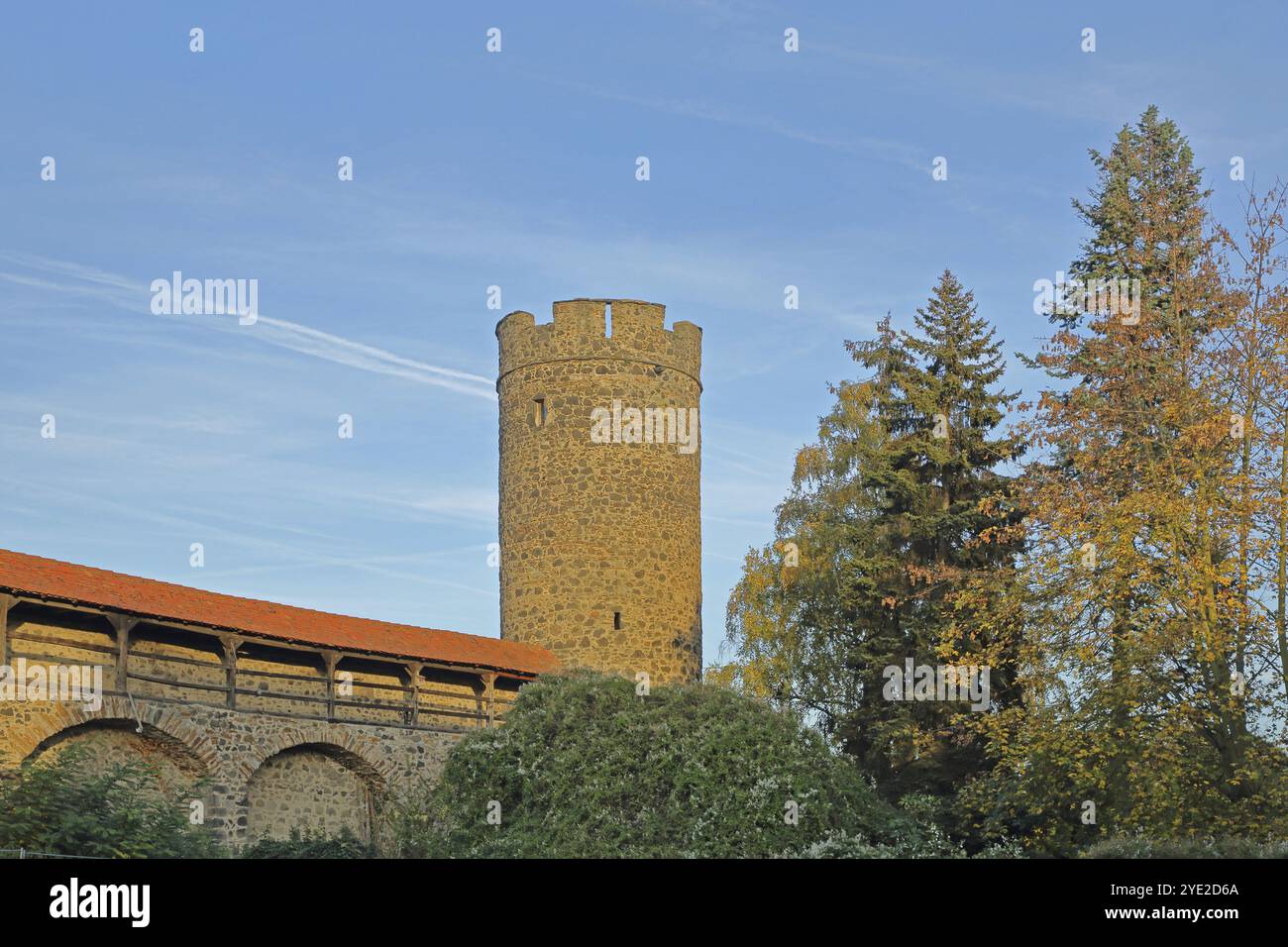 Historische Stadtmauer mit Zinnen und Hexenturm, Stadtbefestigung, Butzbach, Wetterau, Hessen, Deutschland, Europa Stockfoto