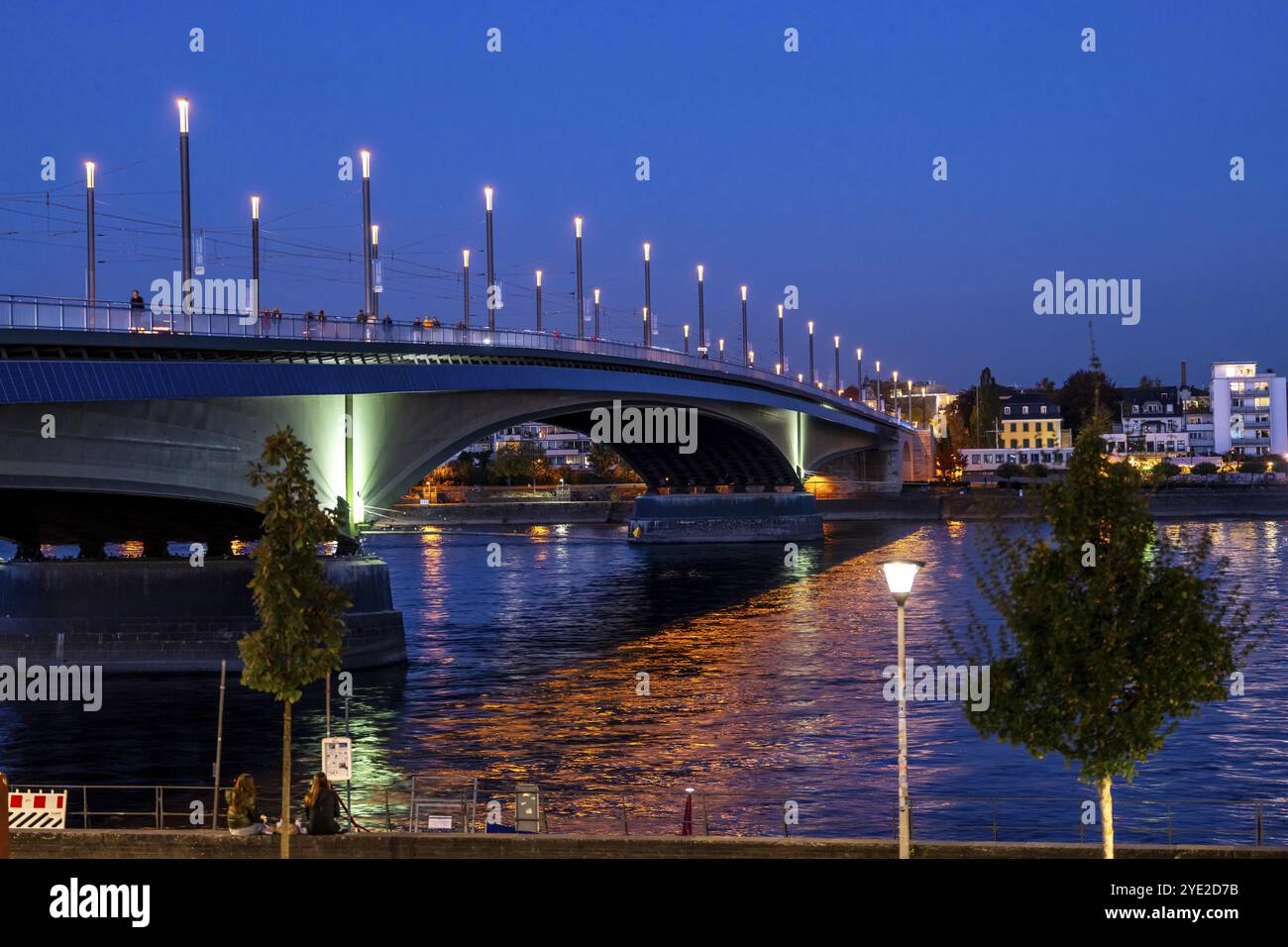 Die Kennedy-Brücke, die Mitte der drei Rheinbrücken Bonns, verbindet das Zentrum von Bonn mit dem Beuel-Bezirk, die Bundesstraße B56, Stadtbahnlinien und f Stockfoto