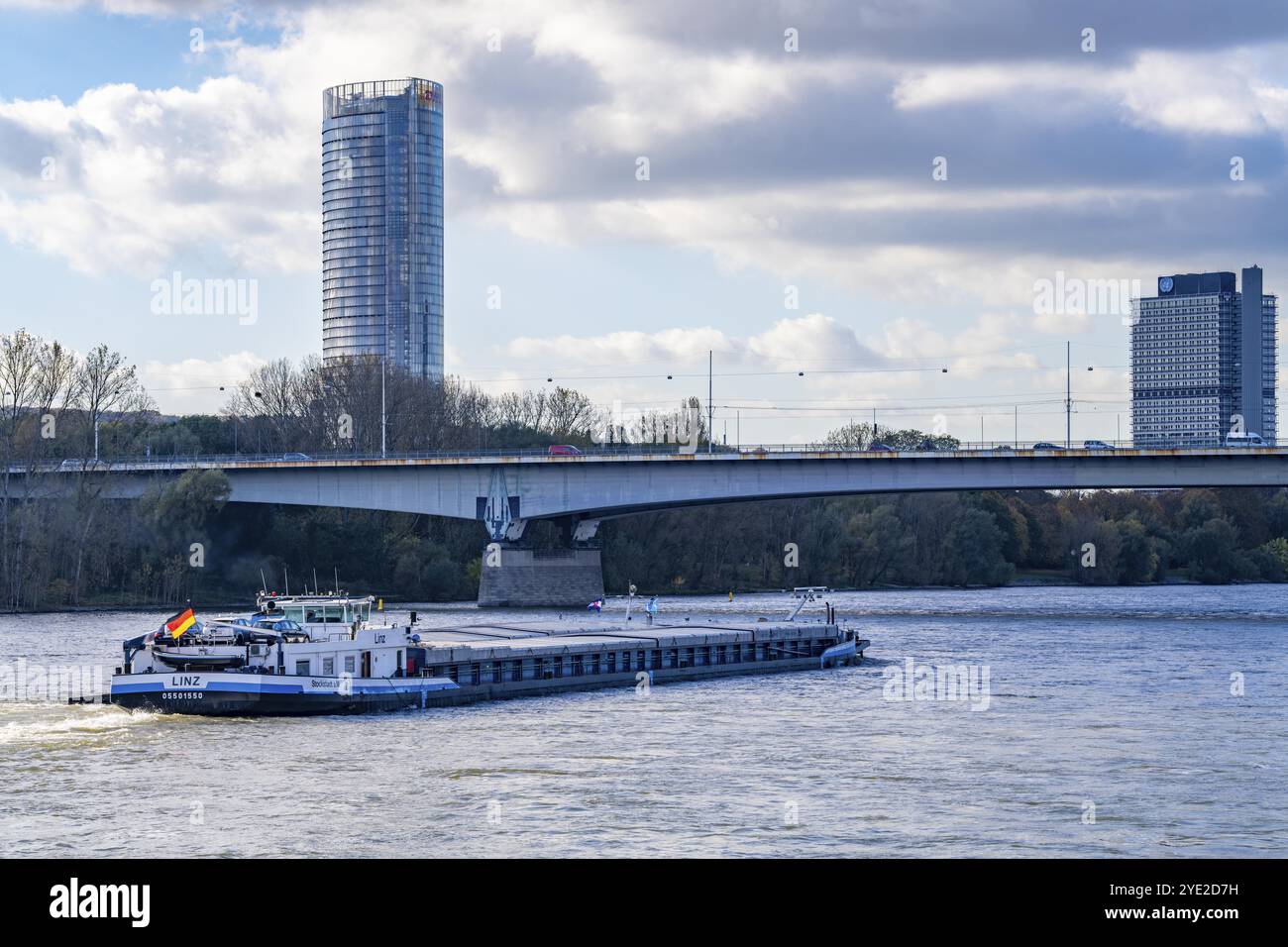 Konrad-Adenauer-Brücke, Südbrücke, Autobahnbrücke A562 und 2 Stadtbahnlinien, Straßenbahn, UN-Campus Bonn, Posttower, Nordrhein-Westfalen, Deutsch Stockfoto