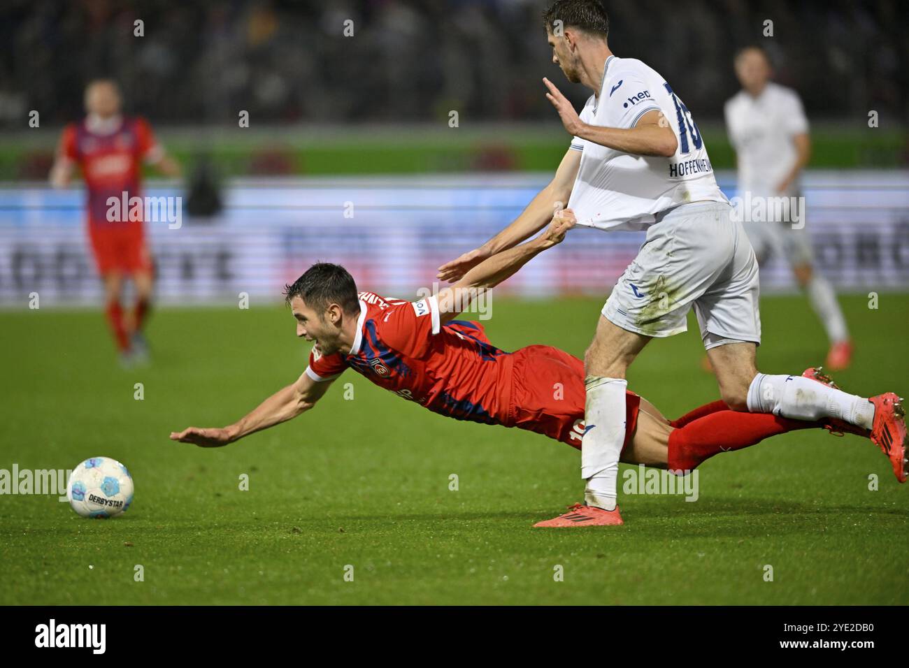 Tackle, Action Foul Shirt Pulling, Anton Stach TSG 1899 Hoffenheim (16) gegen Marvin Pieringer 1. FC Heidenheim 1846 FCH (18) Voith-Arena, Heidenheim, Bad Stockfoto