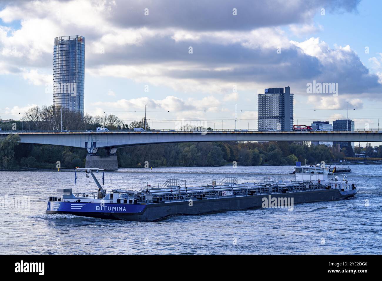 Konrad-Adenauer-Brücke, Südbrücke, Autobahnbrücke A562 und 2 Stadtbahnlinien, Straßenbahn, UN-Campus Bonn, Posttower, Nordrhein-Westfalen, Deutsch Stockfoto