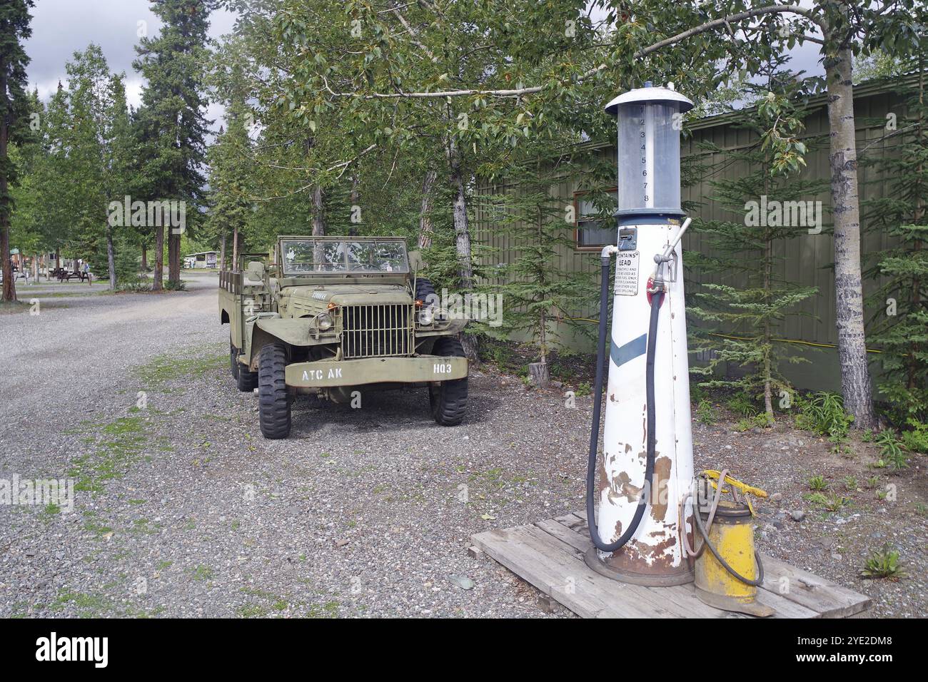 Alter US-Army-Jeep an einer verlassenen Tankstelle, umgeben von Wald, ehemaliges Armeelager, Yukon, Discovery Lodge, Yukon Territory, Kanada, Nordamerika Stockfoto