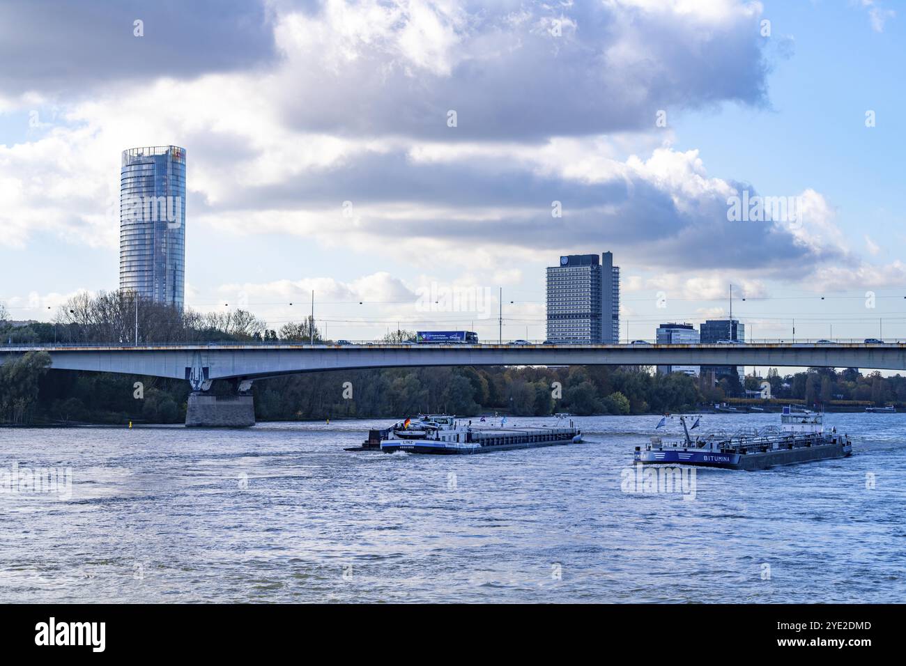 Konrad-Adenauer-Brücke, Südbrücke, Autobahnbrücke A562 und 2 Stadtbahnlinien, Straßenbahn, UN-Campus Bonn, Posttower, Nordrhein-Westfalen, Deutsch Stockfoto