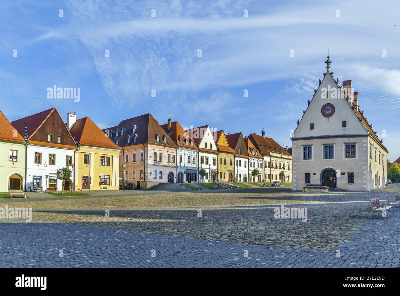 Zentraler Platz umgeben von gut erhaltenen Gotik- und Renaissancehäusern in Bordejov, Slowakei, Europa Stockfoto