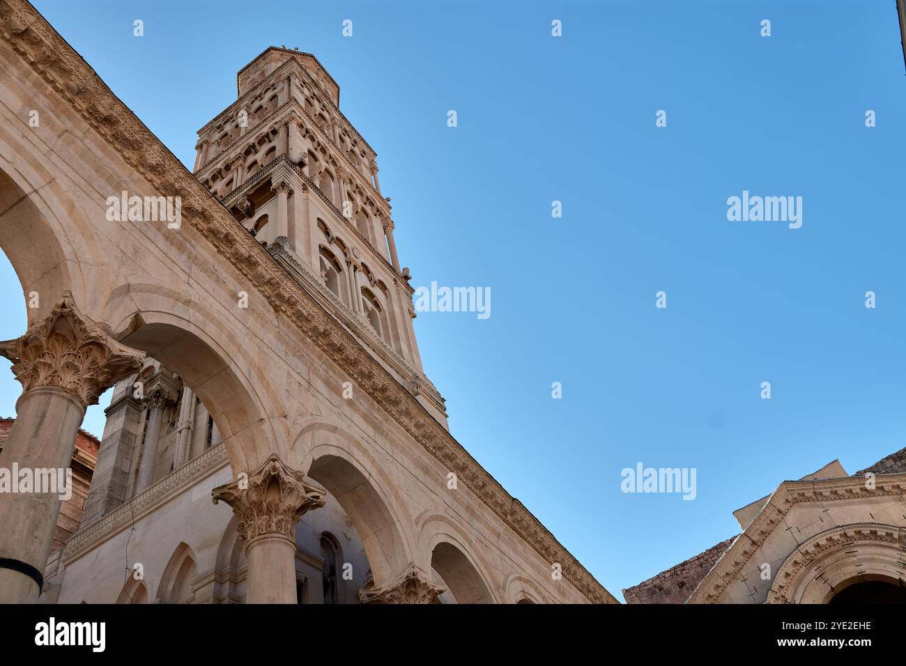 Die Kathedrale des Heiligen Domnius in Split, Kroatien, ist ein atemberaubendes architektonisches Meisterwerk, das bis ins 4. Jahrhundert zurückreicht. Stockfoto