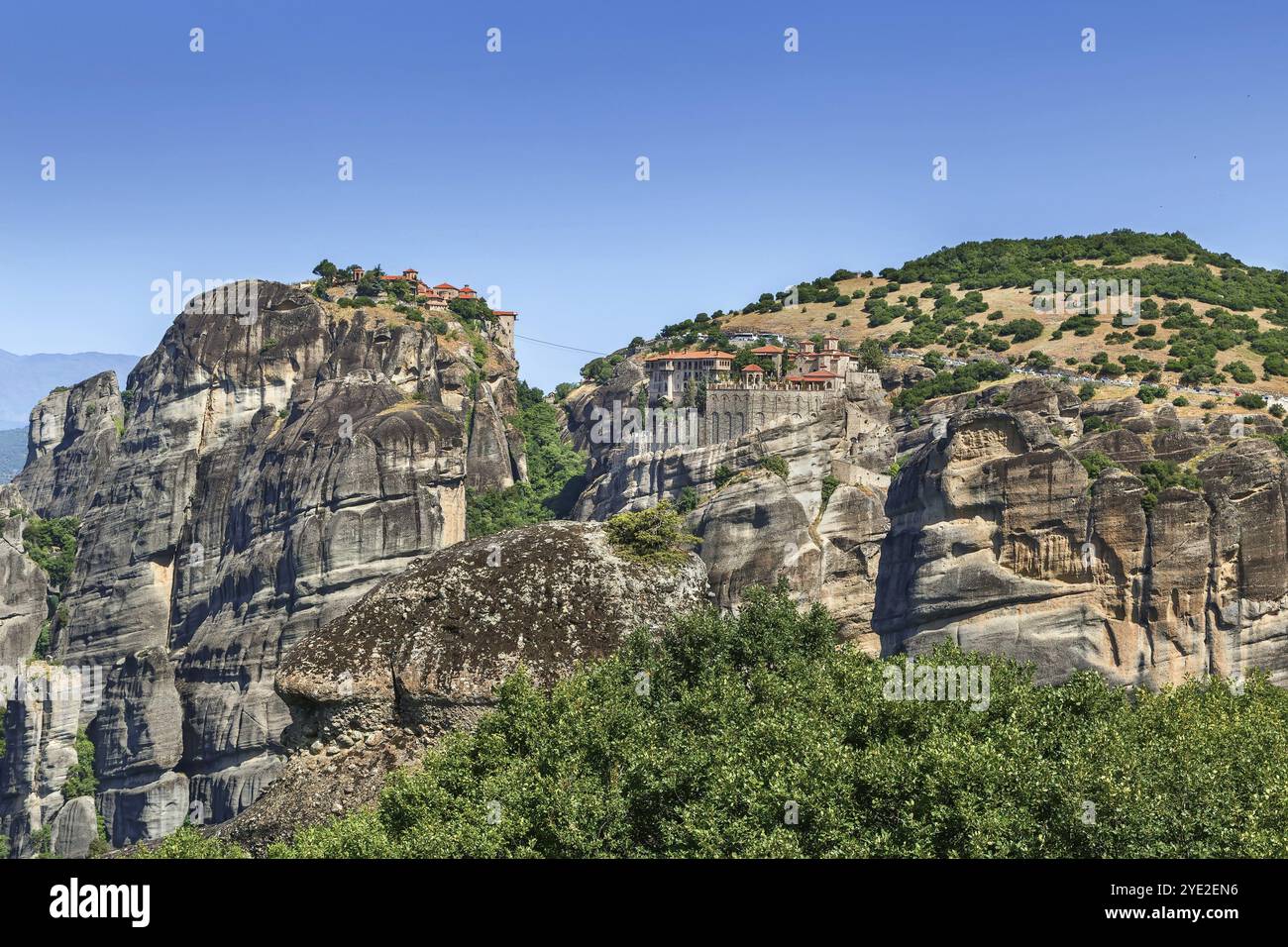 Blick auf das Kloster Varlaam und den Großen Meteoron auf Felsen in Meteora, Griechenland, Europa Stockfoto