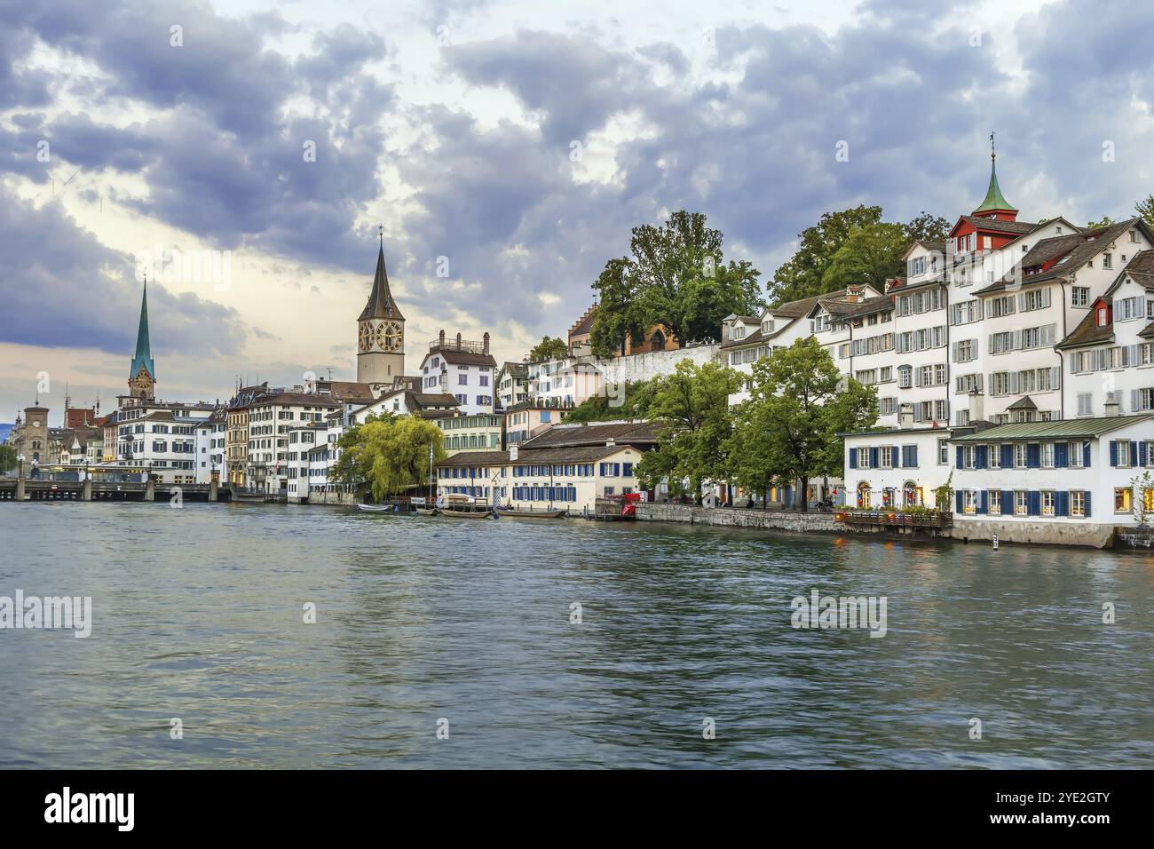 Blick auf den Damm der Limmat mit historischen Häusern in Zürich, Schweiz, Europa Stockfoto