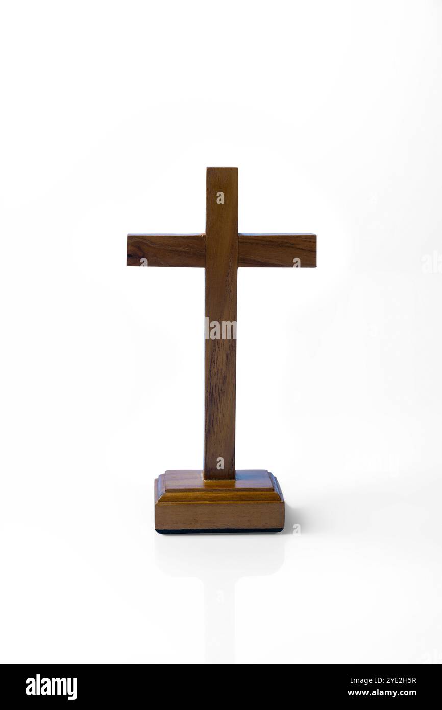 Religion christentum Kreuz isoliert über weißem Hintergrund. Symbol des Glaubens und der Anbetung in Gott. Religiöser christlicher Dienst, Feiertag oder Konzept Stockfoto