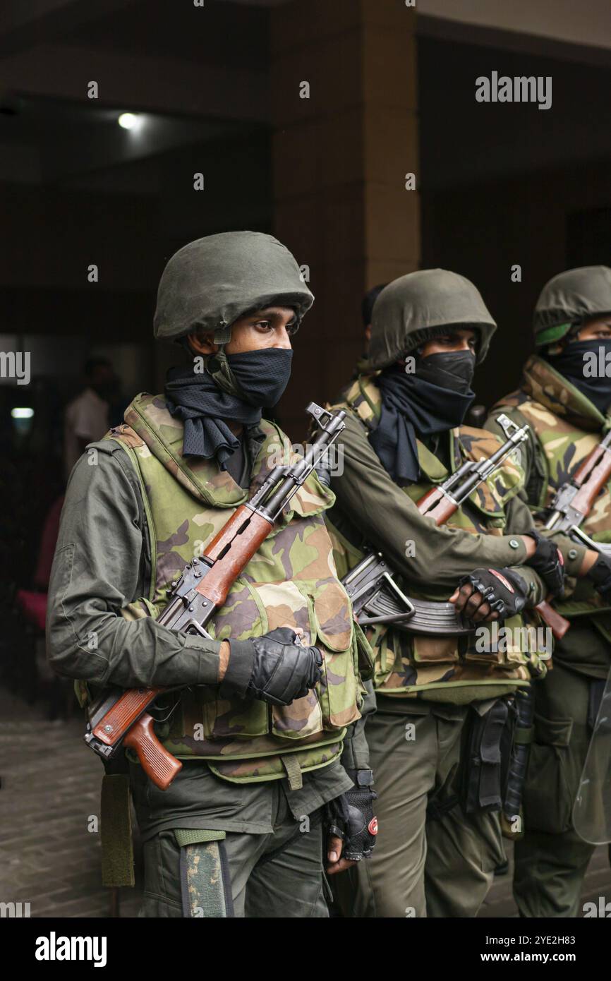 COLOMBO, SRI LANKA: 9. Juli 2022: Die bewaffnete Polizei der Sri Lanka Special Task Force tarnt sich während der Massenproteste im Präsidialsekretariat Stockfoto