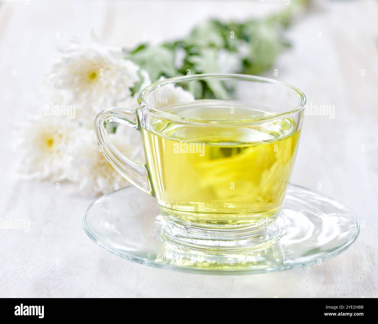 Tasse Kräutertee und Blumen. Stockfoto