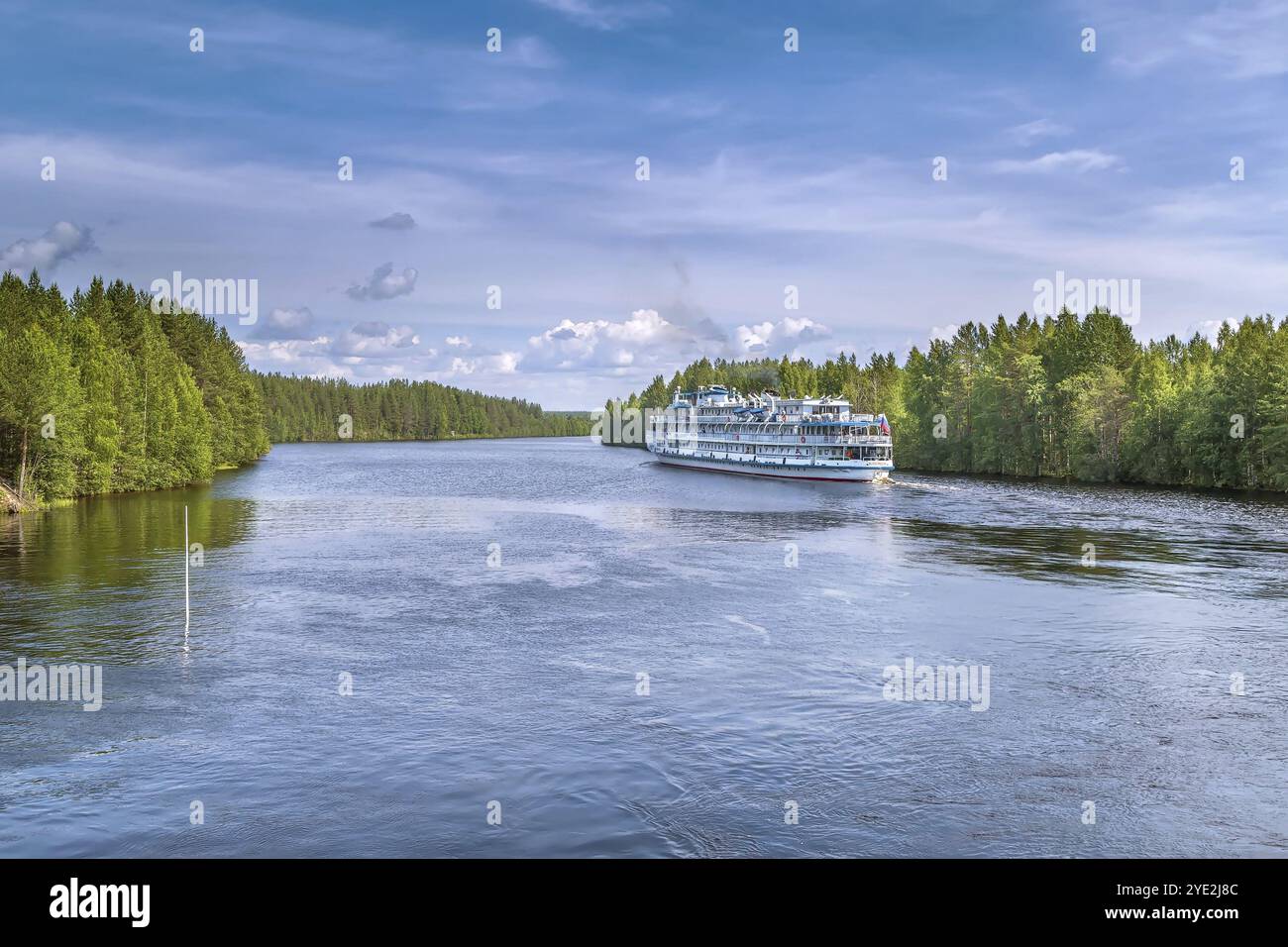 Weißes Meer-Ostsee-Kanal mit Kreuzfahrtschiff, Russland, Europa Stockfoto