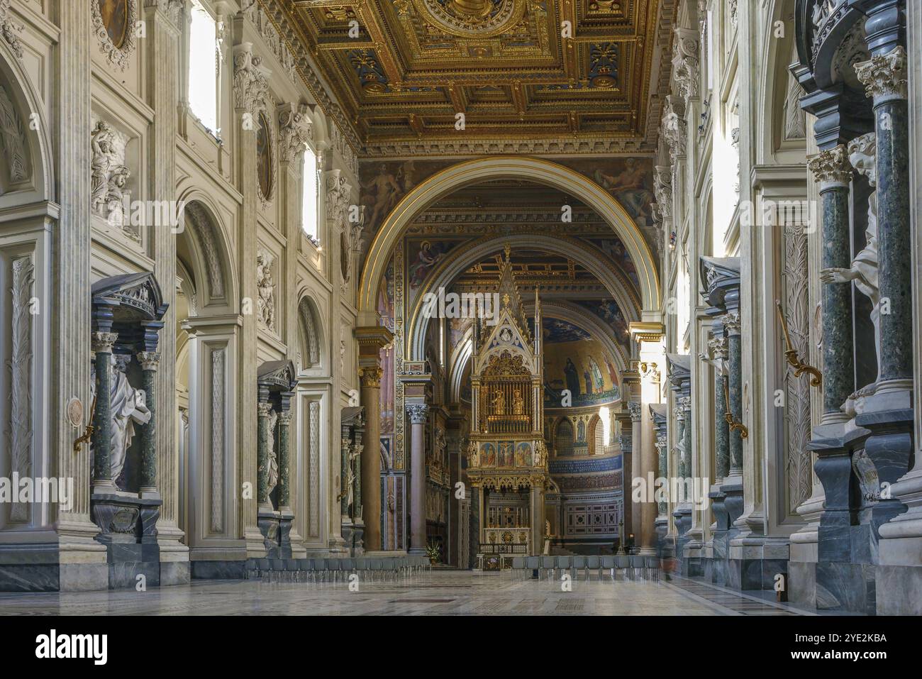 Die päpstliche Archbasilika von St. John Lateran ist die Kathedralkirche und der offizielle kirchliche Sitz des Bischofs von Rom, der der Papst ist. Interi Stockfoto