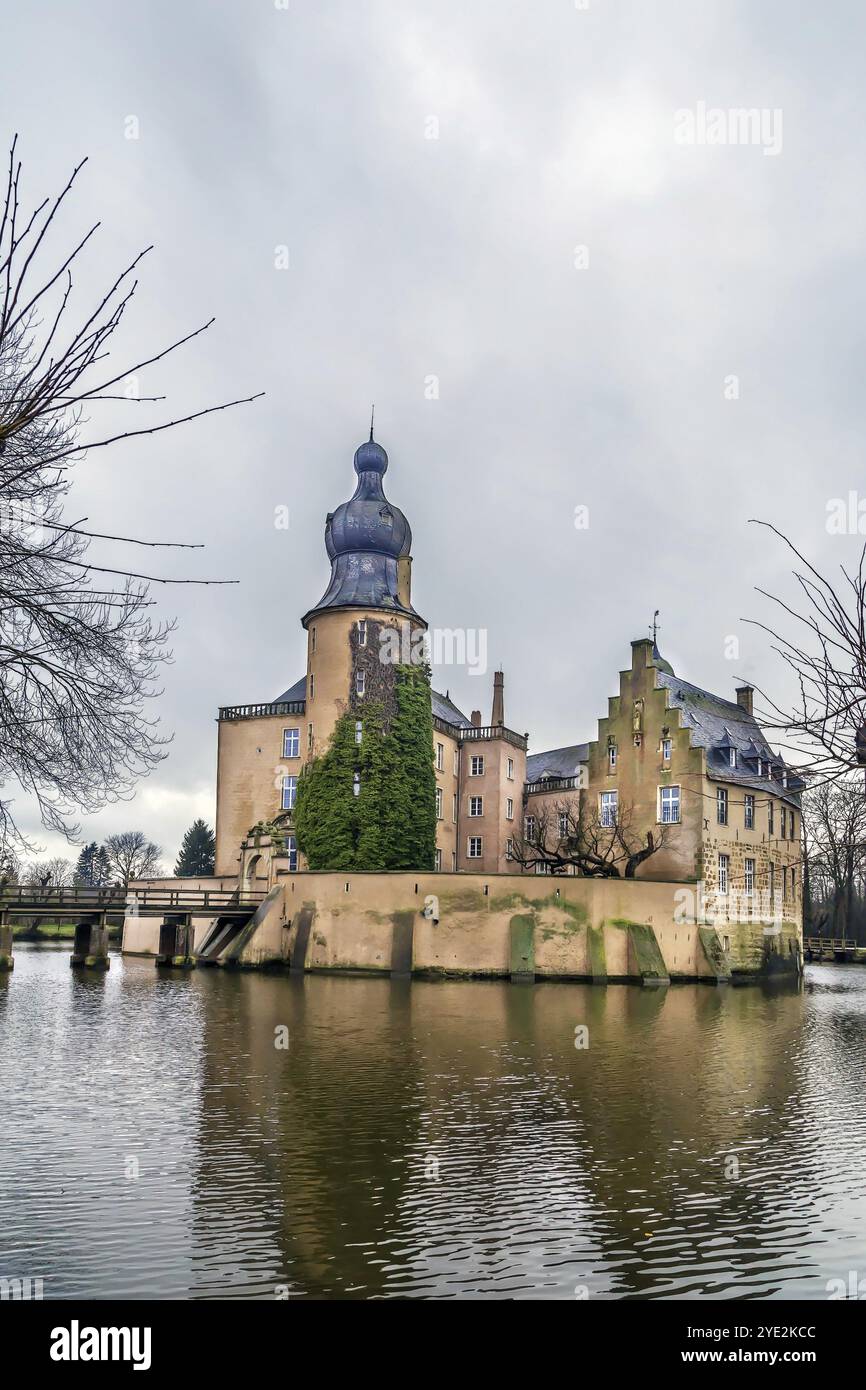 Gemen Castle wurde 1411 in der Mitte des Sees in Deutschland, Europa erbaut Stockfoto