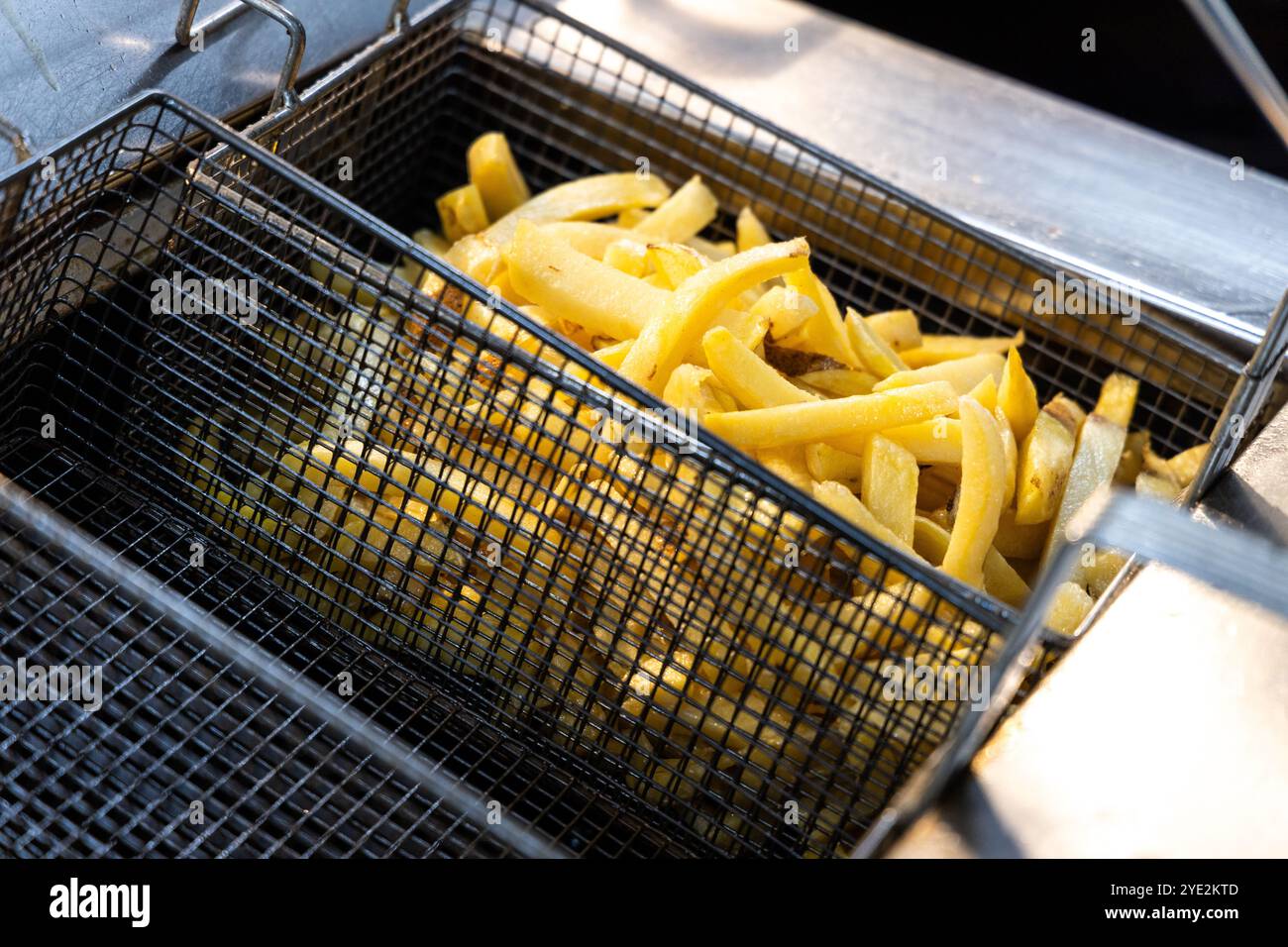 Chips in einem Bratkorb Stockfoto