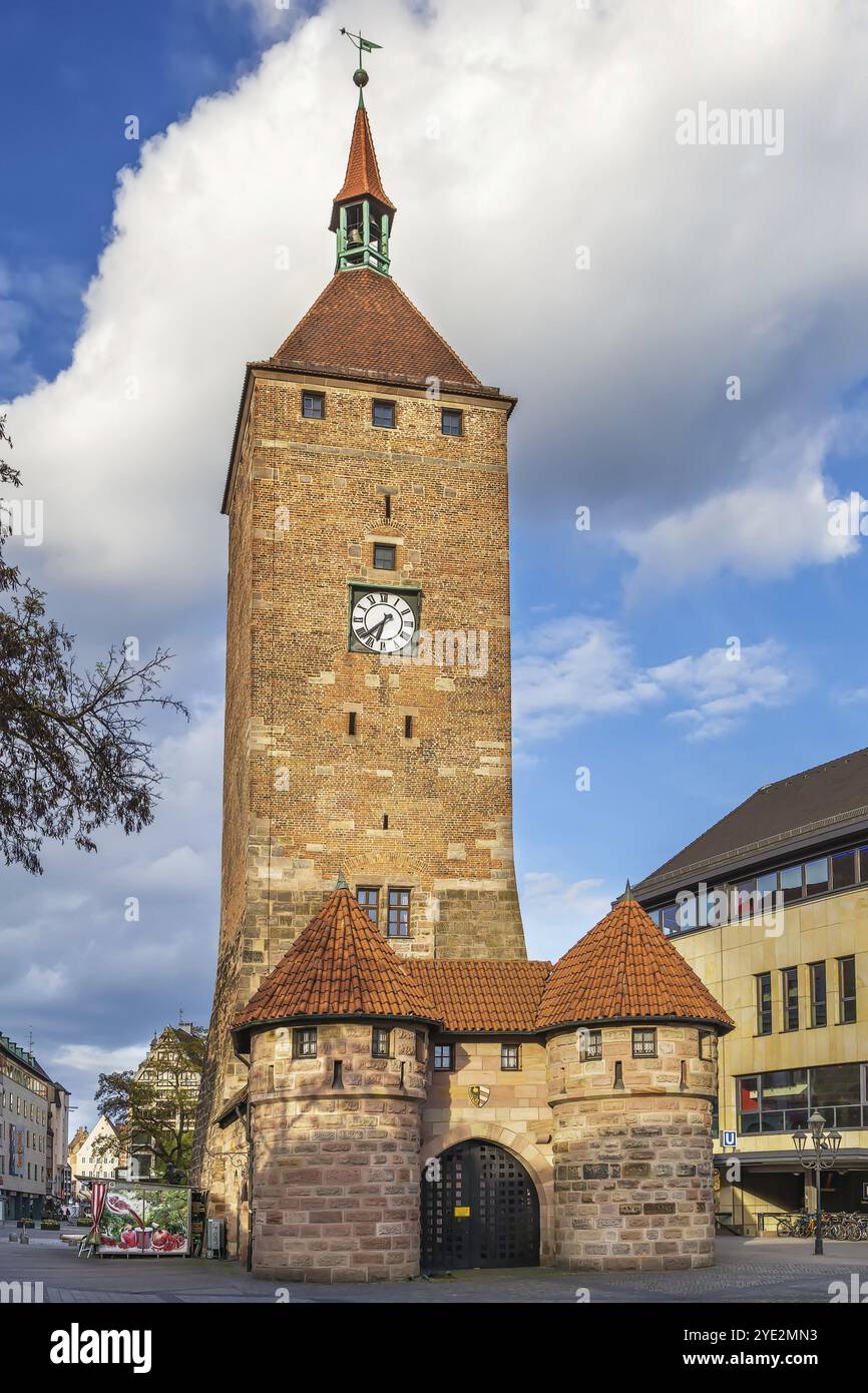 Der Weisser Turm wurde um 1250 als Teil des Krankenhaustores errichtet. Turm waren Teil der zweiten Befestigungslinie um Nürnberg, Keim Stockfoto