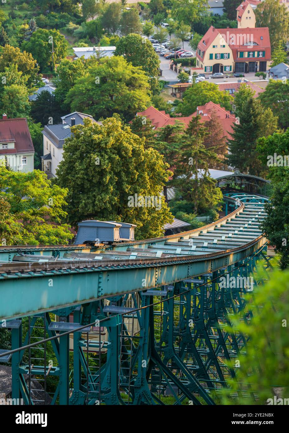 Die älteste Schwebebahn der Welt. Schwebebahn in Dresden. Seilbahn. Deutschland. Stockfoto