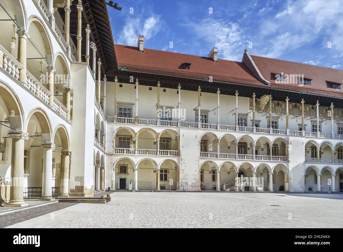 Die Stufenarkaden Sigismund I. des Alten im italienischen Renaissance-Hof im Schloss Wawel, Krakau, Polen, Europa Stockfoto