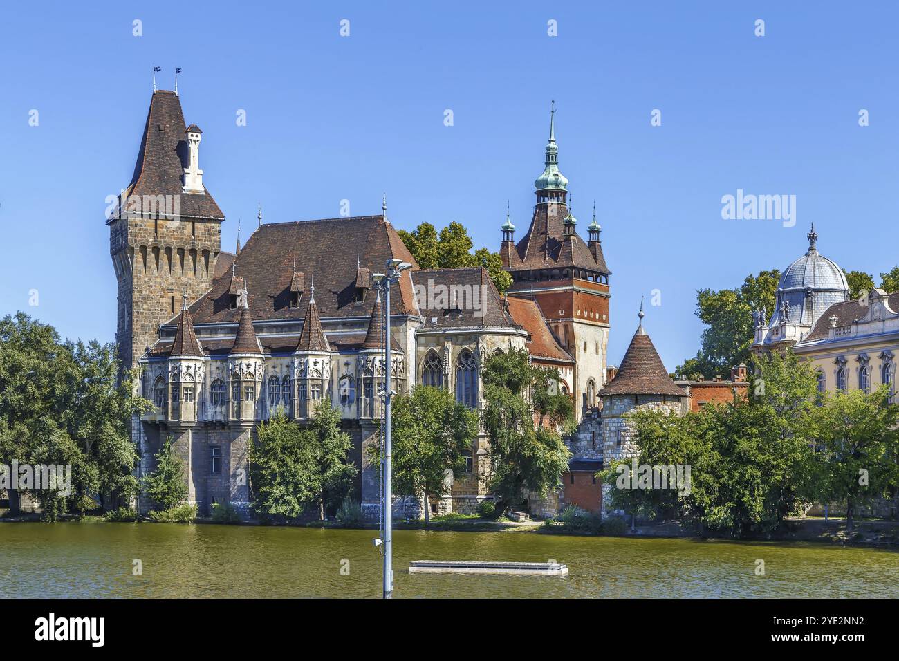 Blick auf die Burg Vajdahunyad vom See, Budapest, Ungarn, Europa Stockfoto