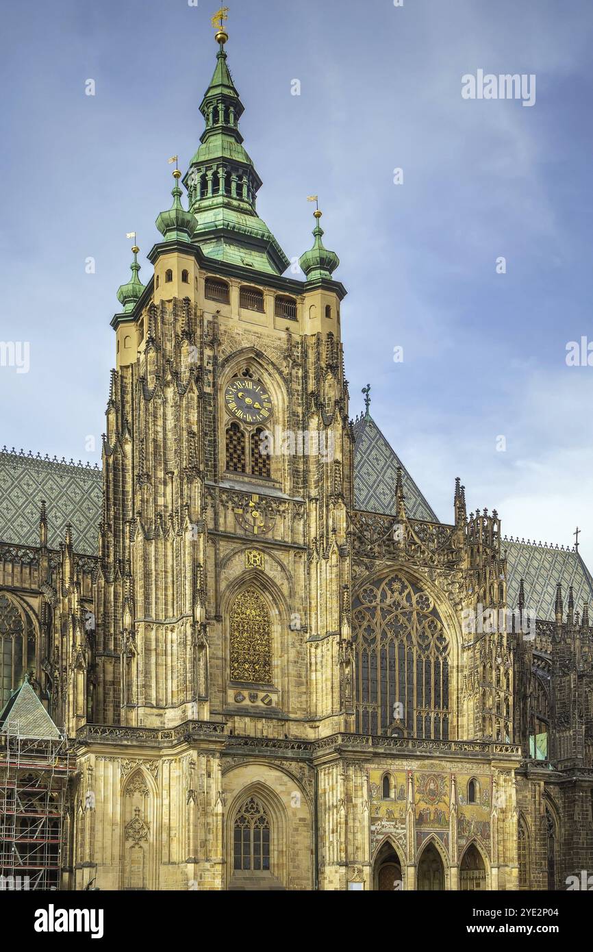 Die Metropolitan Cathedral of Hl. Vitus ist eine römisch-katholische Metropolitan Kathedrale in Prag. Der Hauptturm und das Goldene Tor Stockfoto