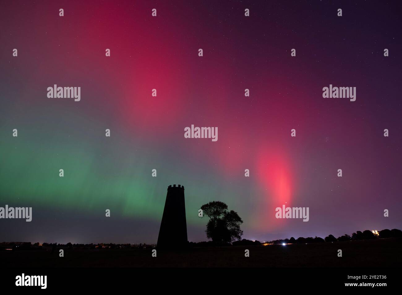 Red and Green Northern Lights (Aurora Borealis) oberhalb der Black Mill auf Beverley Westwood in Beverley East Yorkshire Stockfoto