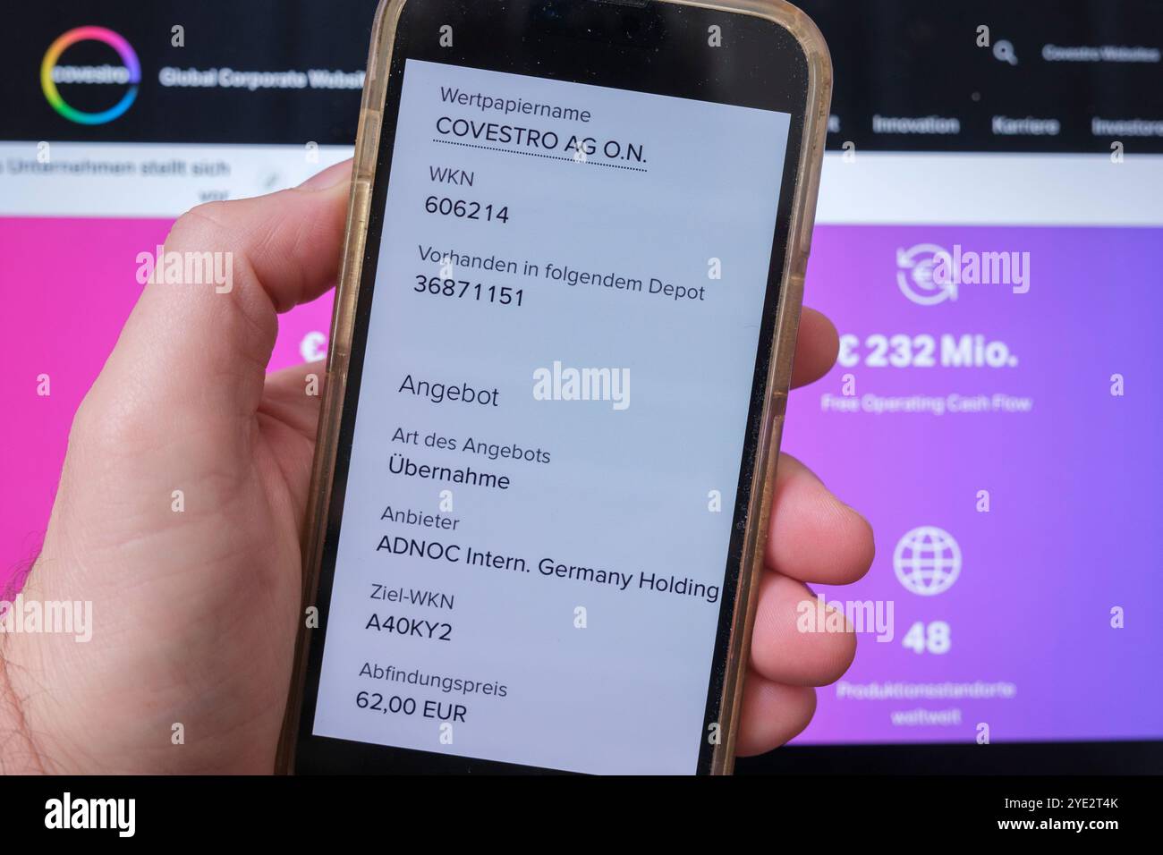 Covestro: Handheld Handy zeigt ADNOC's Übernahmeangebot Stockfoto
