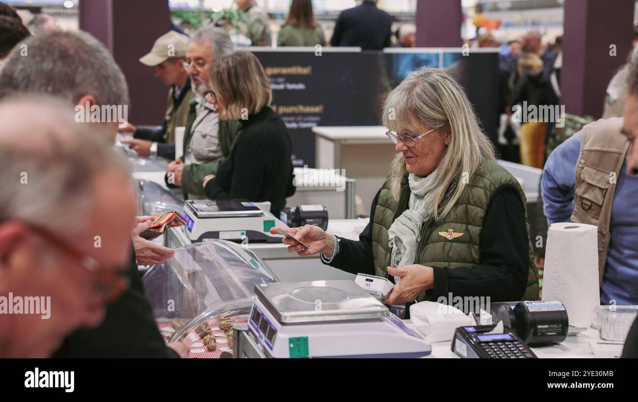 Beim Alba Truffle Festival in Italien können die Besucher verschiedene Stände besuchen und die lebhafte Atmosphäre genießen, während sie Trüffel und Gourmetprodukte kaufen. Stockfoto