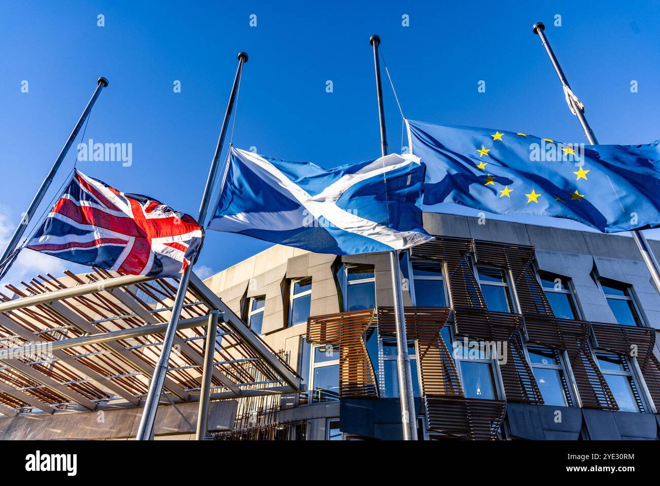 Stadt Edinburgh, Großbritannien. 29. Oktober 2024 im Bild: Am Morgen der Beerdigung des ehemaligen Ministerpräsidenten Alex Salmond führt das schottische Parlament die Unionsflagge Saltyre und die Flagge der Europäischen Union auf Halbmast. Quelle: Rich Dyson/Alamy Live News Stockfoto