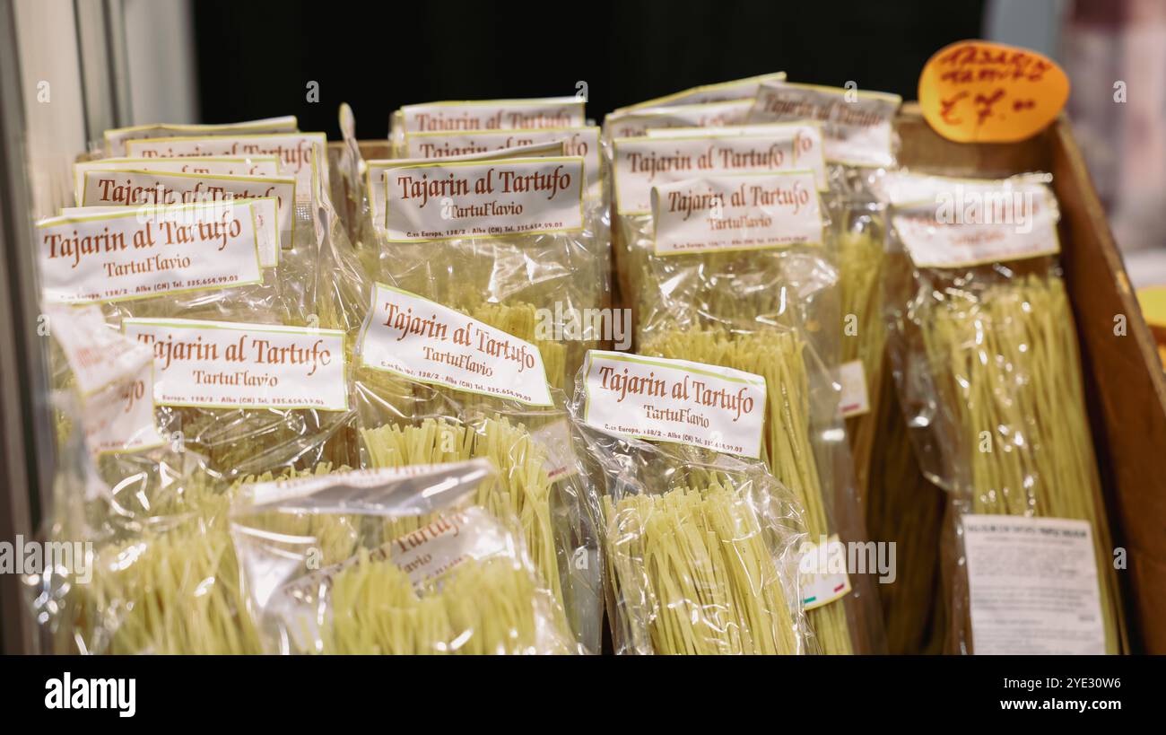 Beim Alba Truffle Festival in Italien bewundern Besucher eine Vielzahl von mit Trüffel angereicherten Pasta-Paketen. Die lebhafte Anzeige beleuchtet die lokale Küche Stockfoto