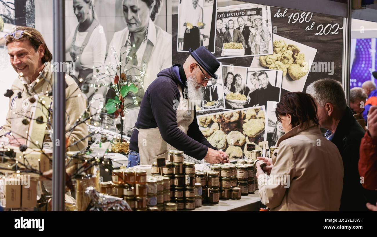 Beim Alba Truffle Festival werden Besucher mit lokalen Handwerkern, die Gourmet-Trüffelprodukte präsentieren, interagieren Stockfoto