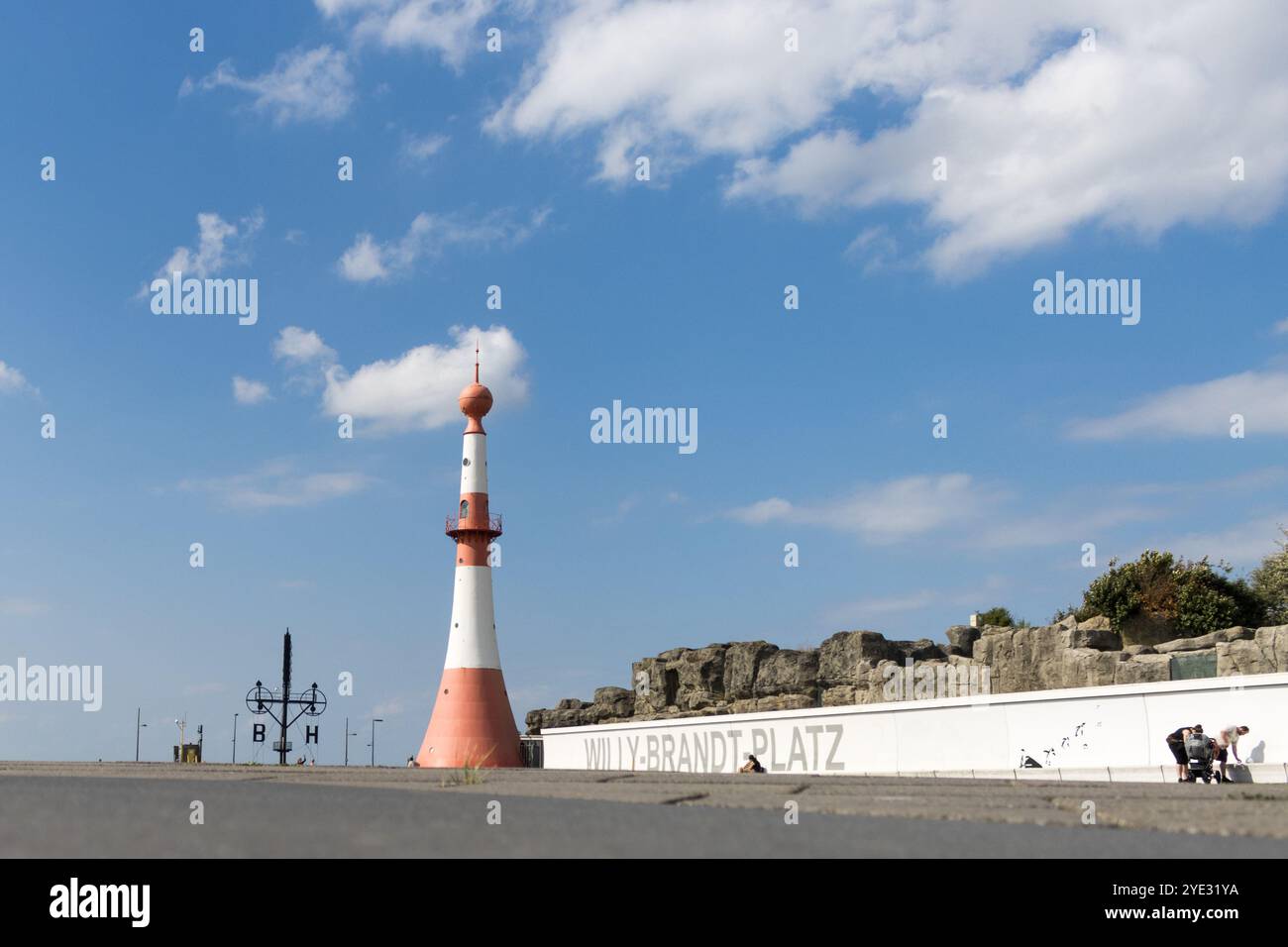 Der Leuchtturm Simon Loschen und der Willy-Brandt-Platz an einem hellen Tag in Bremerhaven. Diese ikonische rot-weiße Struktur ist ein maritimes Symbol Stockfoto