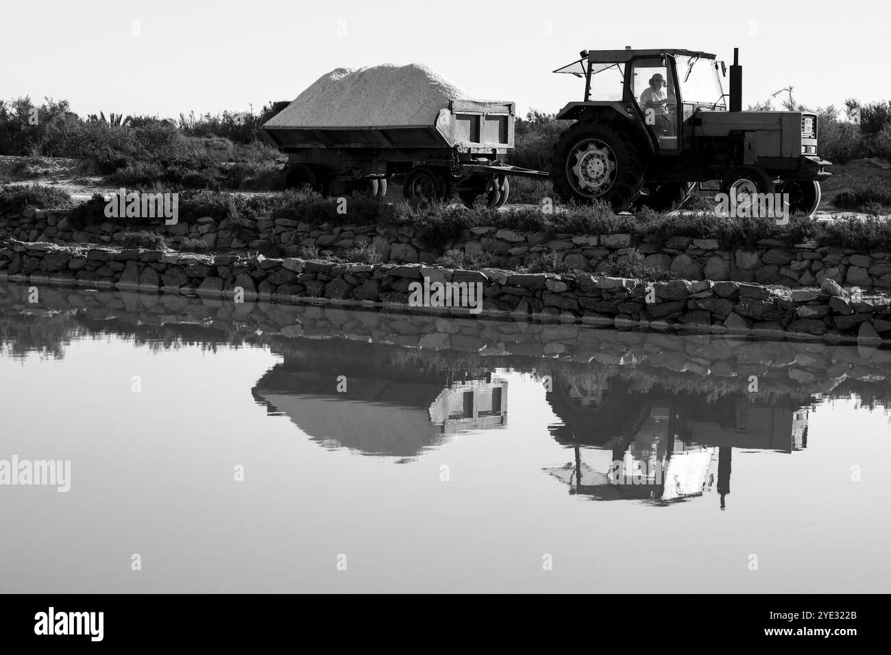 Santa Pola, Alicante, Spanien – 20. Oktober 2024: Ernte und Verarbeitung des Salzes in der Saline Bonmati in Salta Pola, Spanien Stockfoto