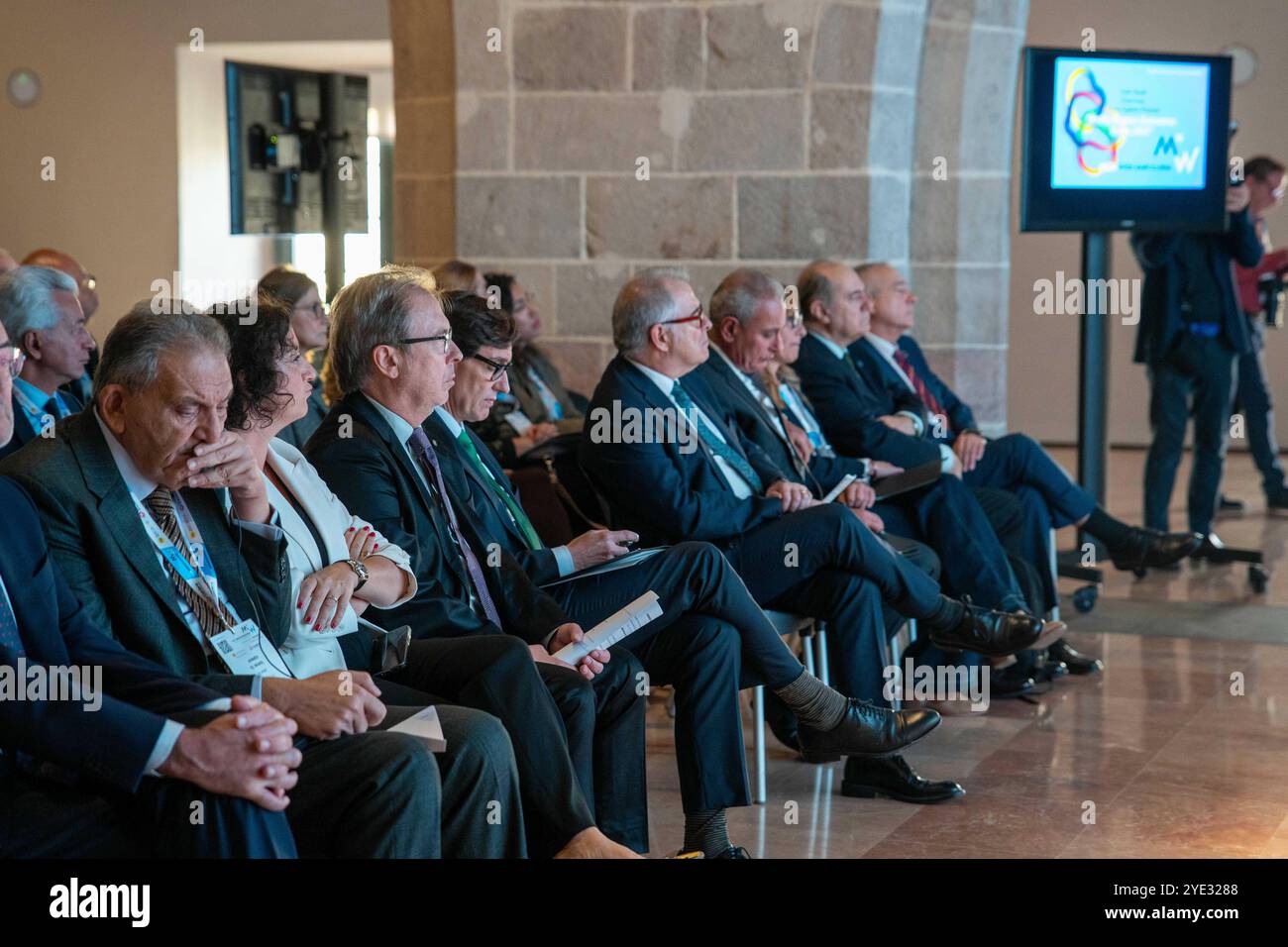 Die MedaWeek beginnt, ein Wirtschaftsforum, das Handelskammern von Nord- und Südküste des Mittelmeers zusammenbringt. Die Veranstaltung, bei der der libanesische Premierminister anwesend sein sollte, der seine Anwesenheit entschuldigt hat, wurde vom Präsidenten der Generalitat geleitet. Comienza la MedaWeek, un foro económico que re&#xfa;ne a las cámaras de comercio del Mediterráneo, Tanto de la ribera norte como la sur. El acto, que deb&#xed;a contar con la presencia del primer ministro libanés, quien ha excusado su presencia, ha sido Presidido por el Stockfoto