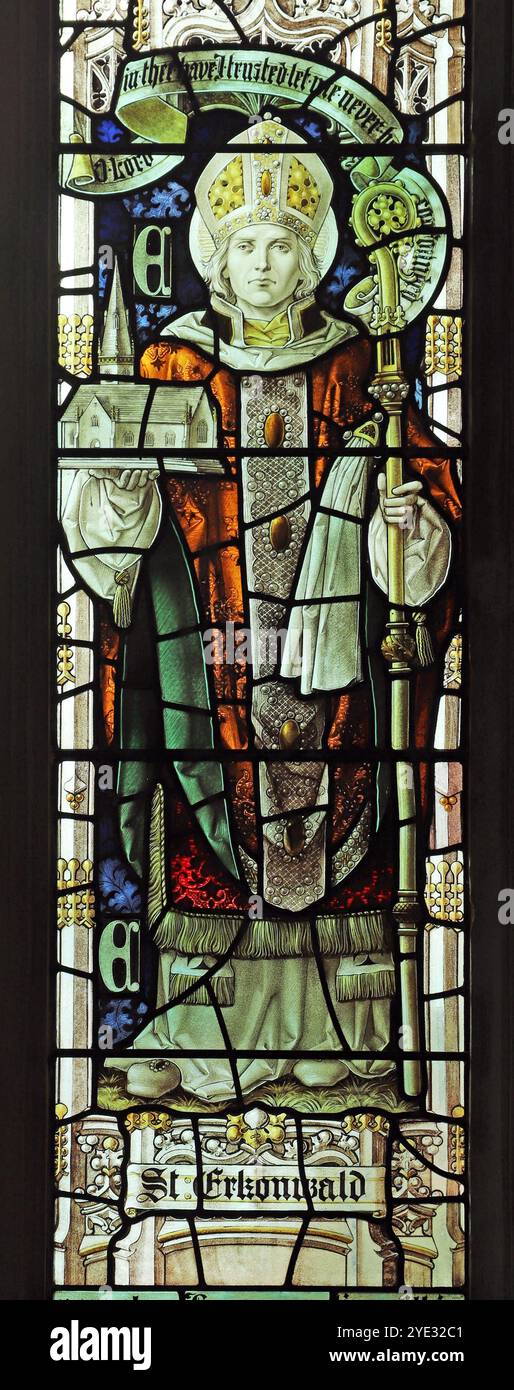 Buntglasfenster, das den Heiligen Erkonwald oder Earconwald als Bischof von London zwischen 675 und 693 von Percy Bacon and Brothers, Holy Trinity, Long darstellt Stockfoto
